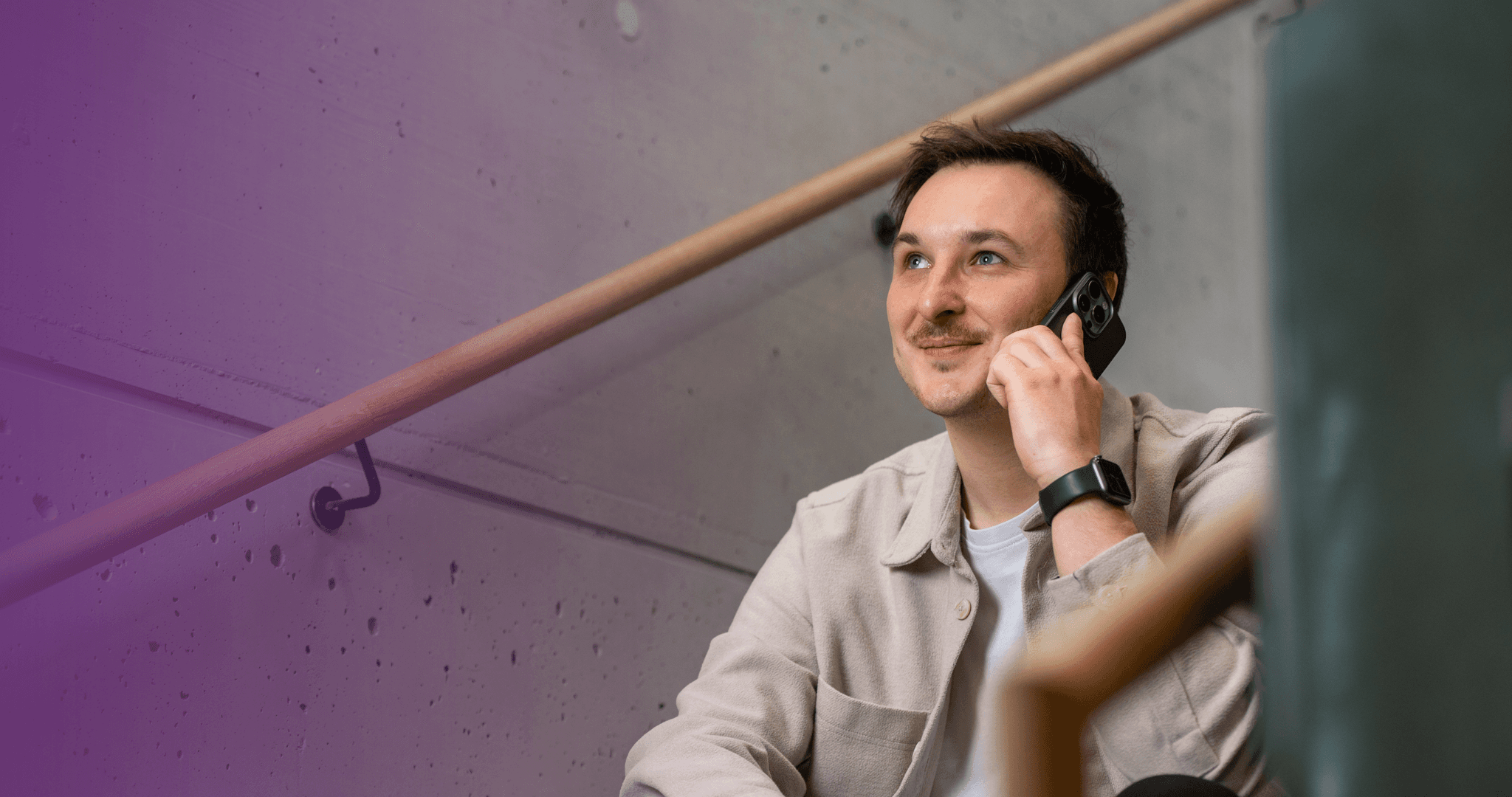 Mann sitzend auf Stiege, telefoniert