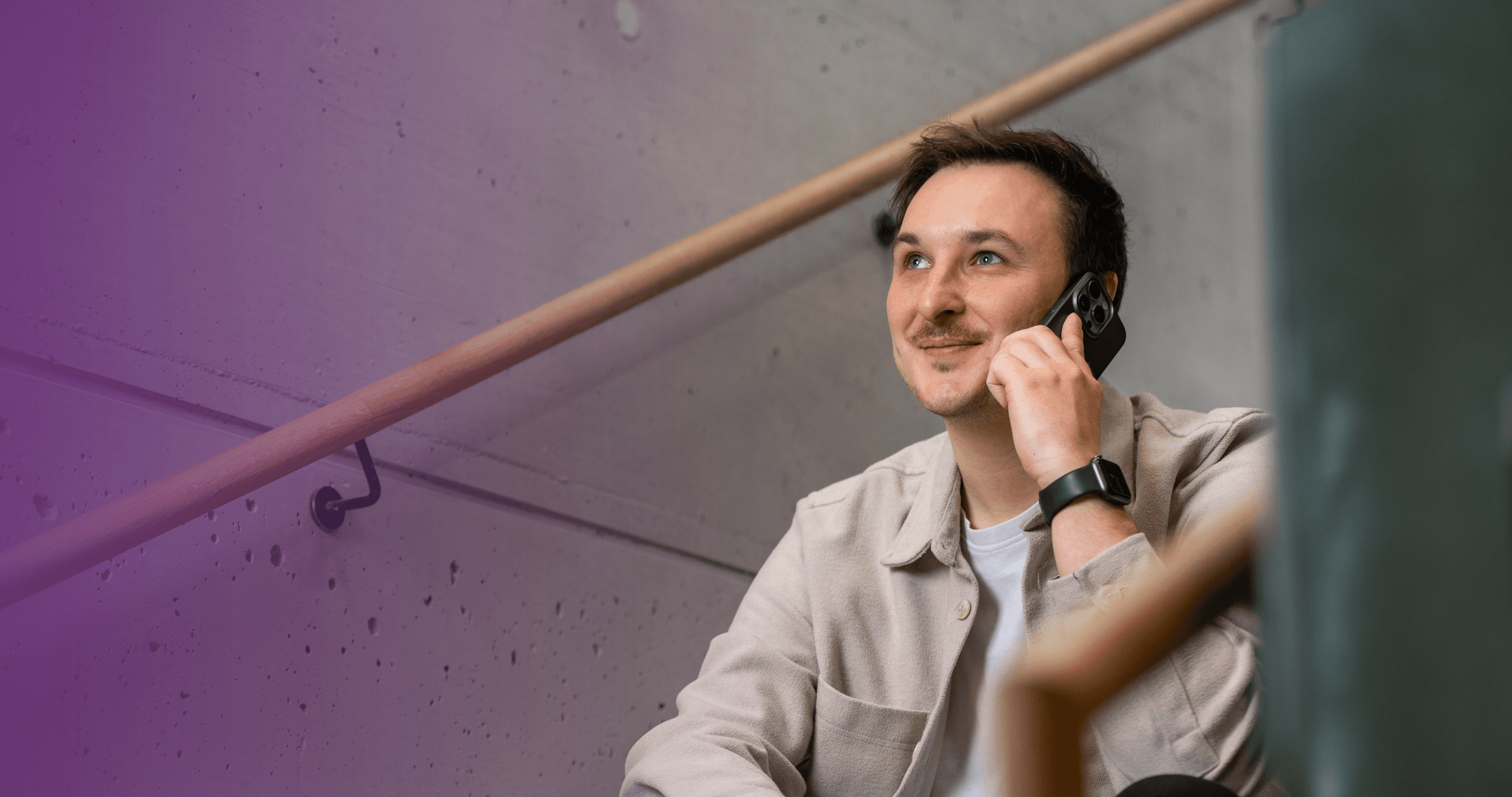 Mann sitzend auf Stiege, telefoniert