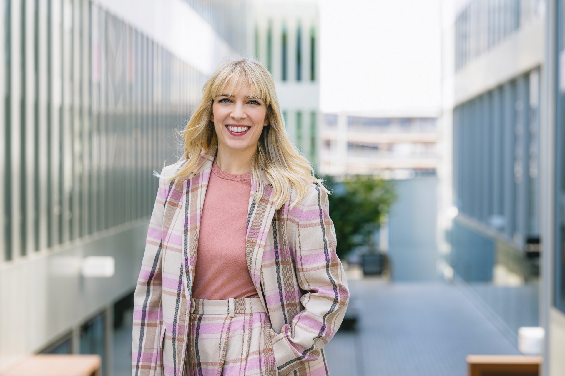 Modernes Personal Branding Foto einer Frau vor moderner Architektur, Business Portrait im urbanen Umfeld Zürich