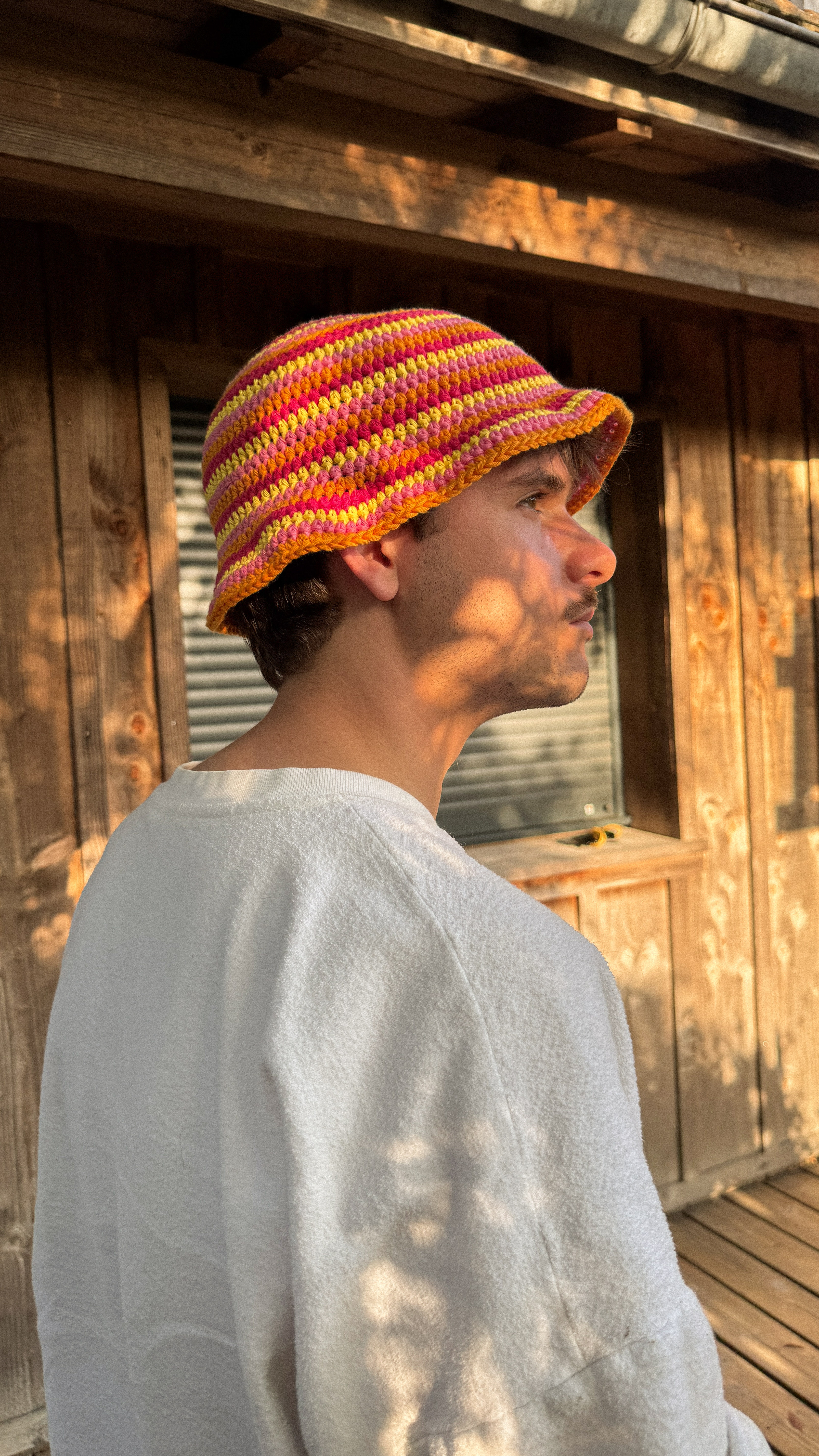 chaise et table en bois dans un décor beige avec des rideaux en lin en fond
