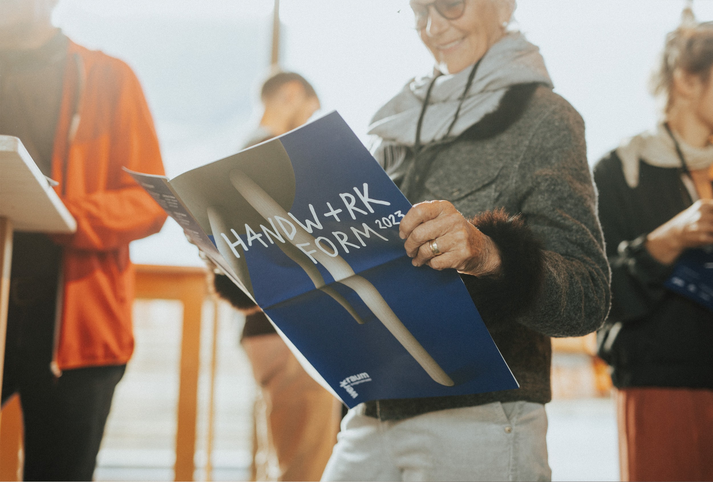 Hochwertig gestalteter Ausstellungskatalog mit minimalistischer Typografie und ästhetischen Fotografien der präsentierten Handwerksstücke.