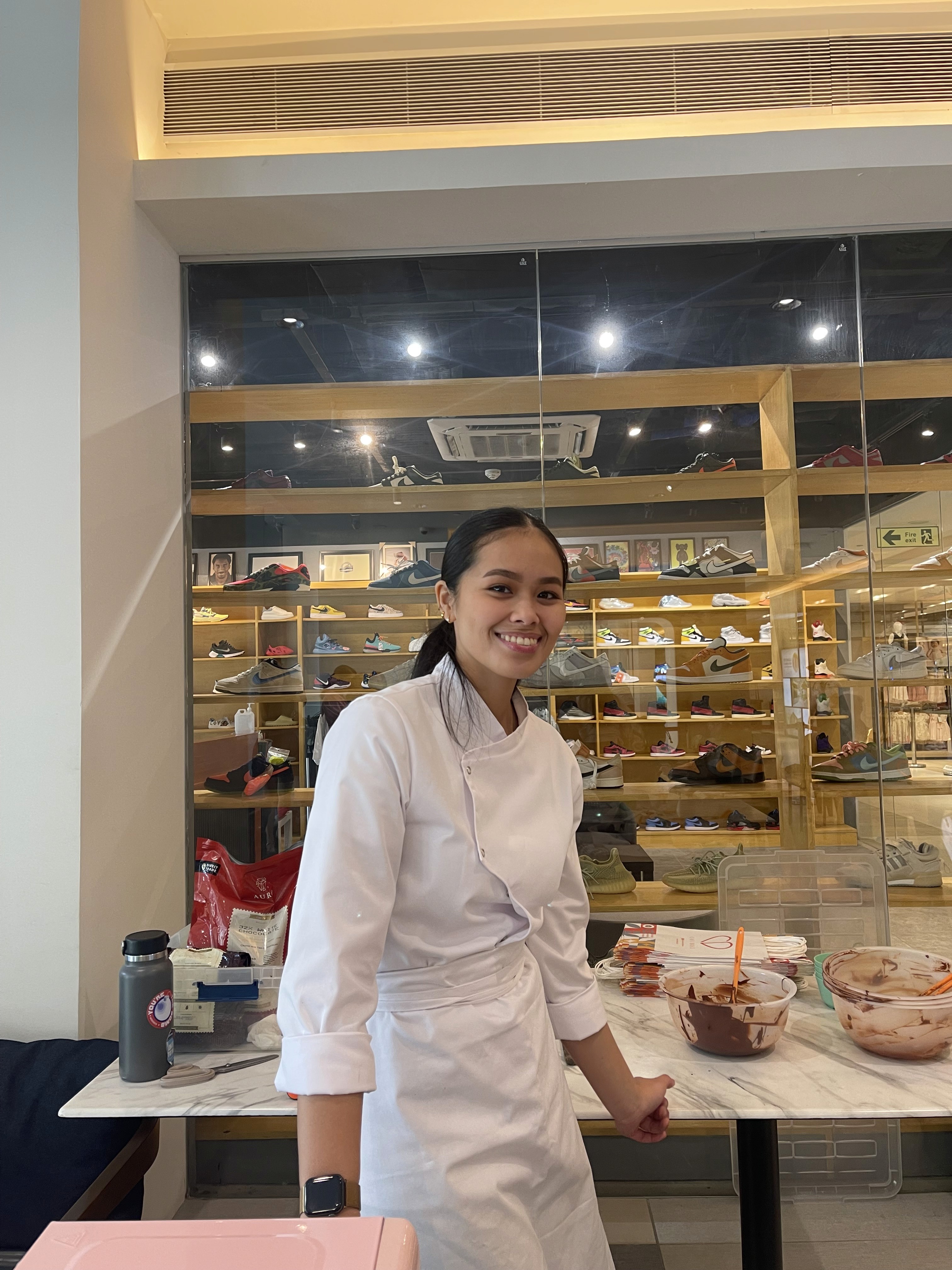 man in green crew neck shirt and black hat