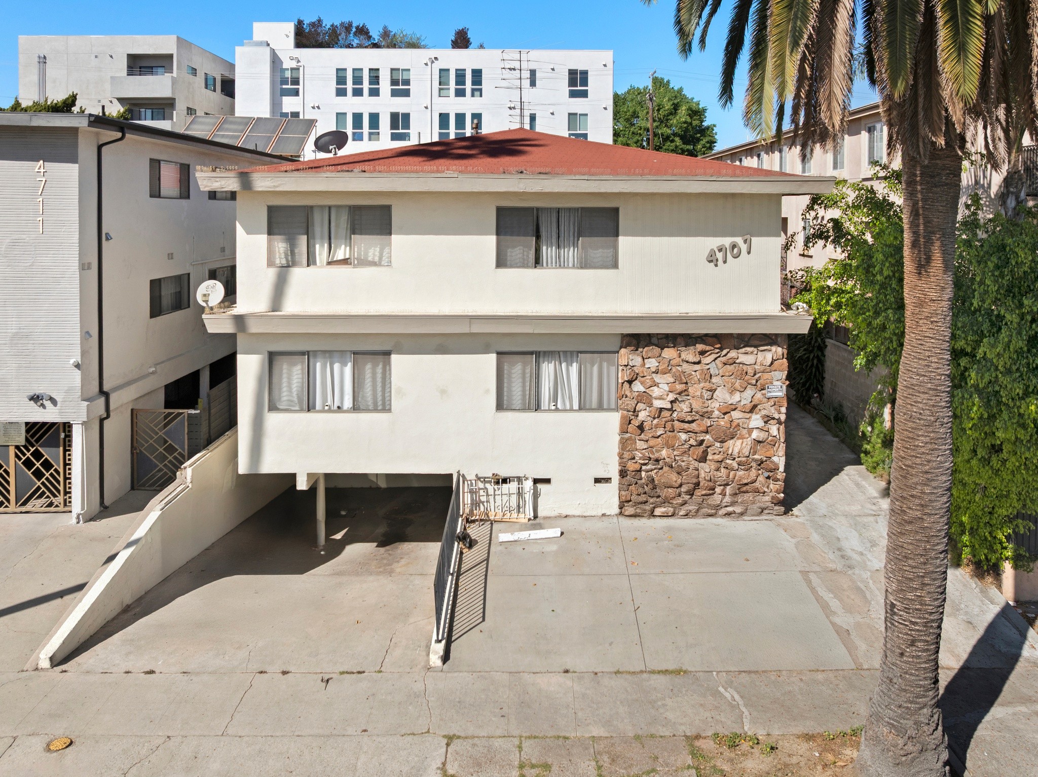 Aerial view of multifamily building and frontage along Beverly Blvd at 4707 Beverly.