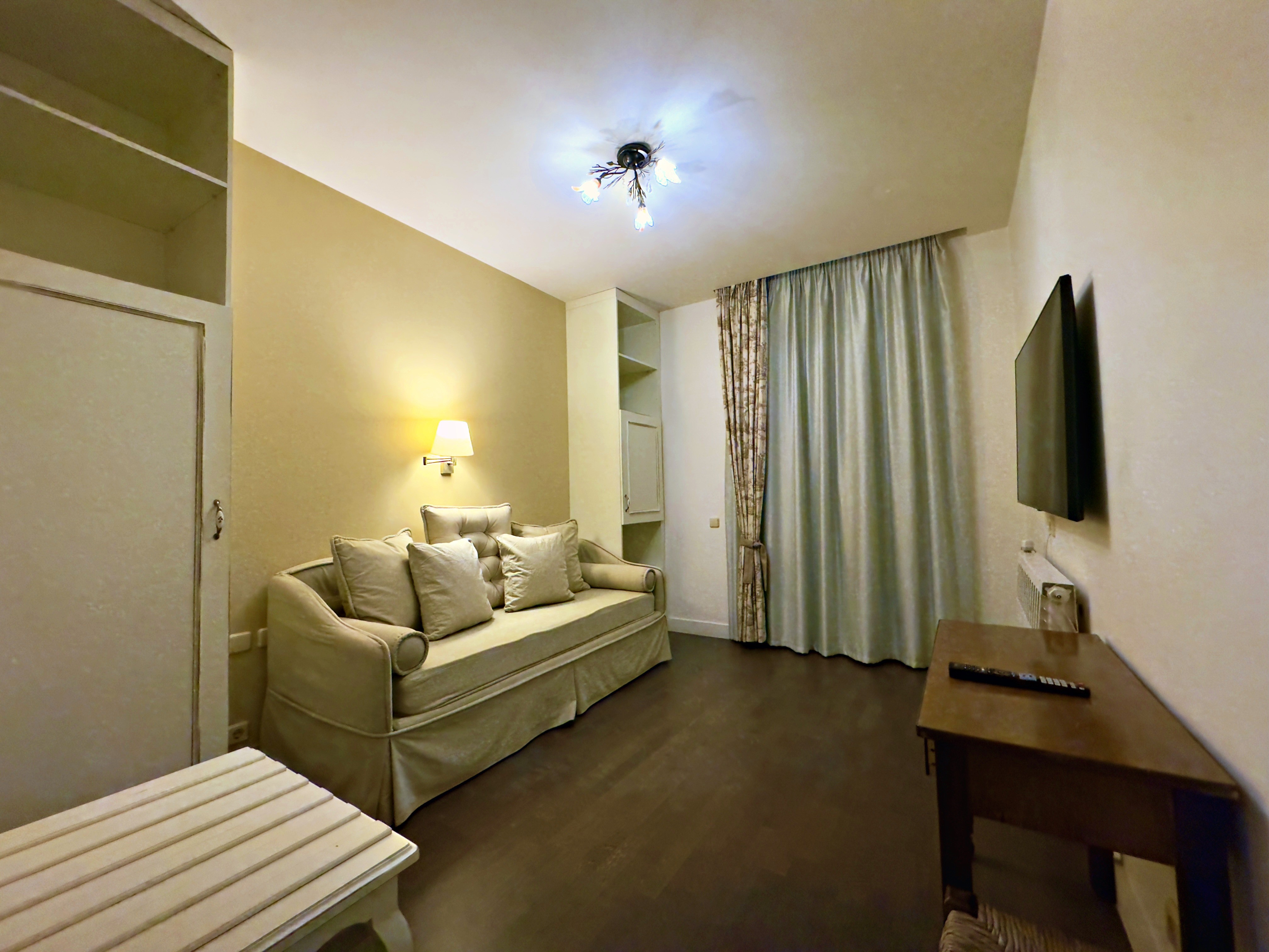 Room gallery image 1
