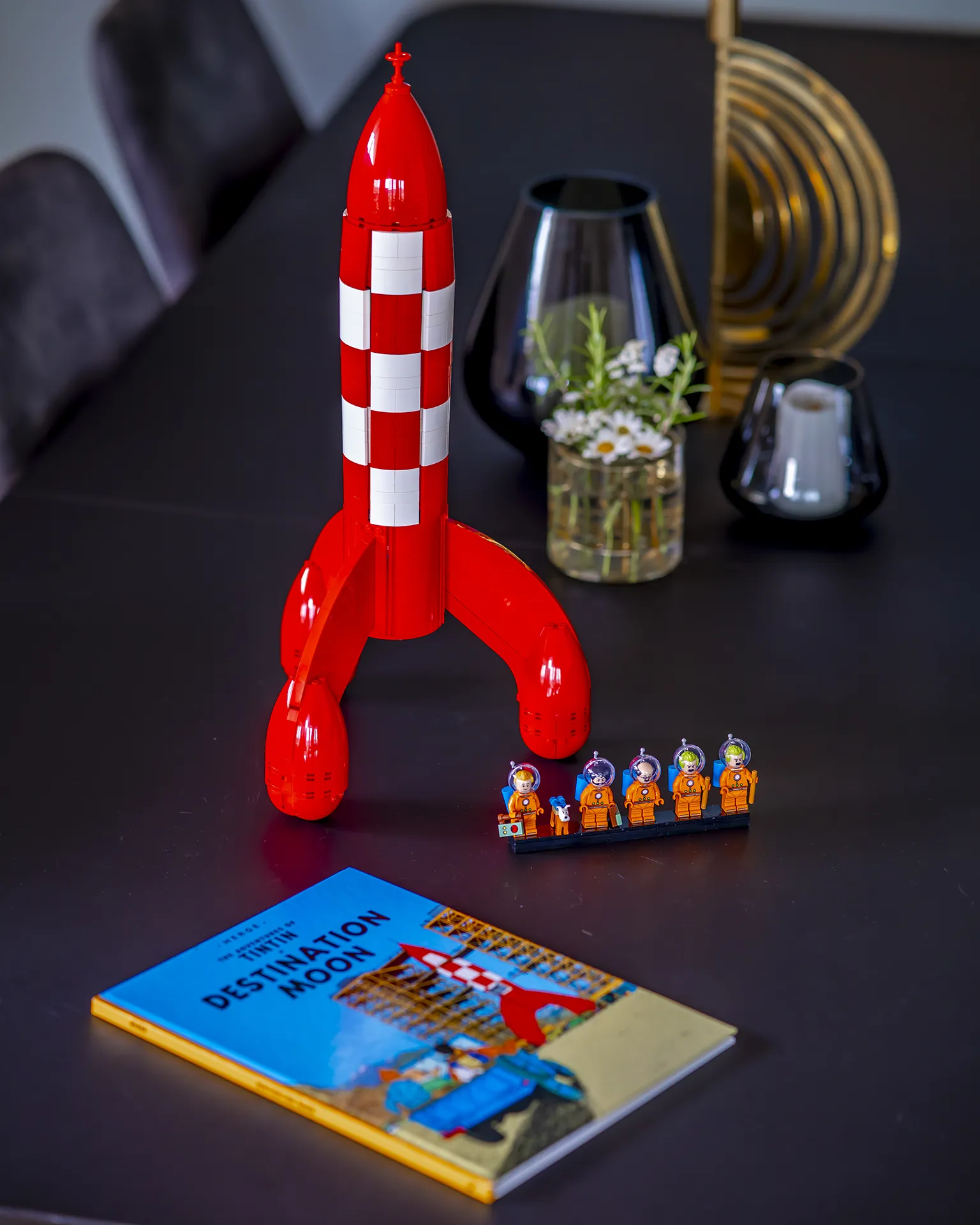 LEGO® Tintin® månerakett med figurene utstilt på et bord