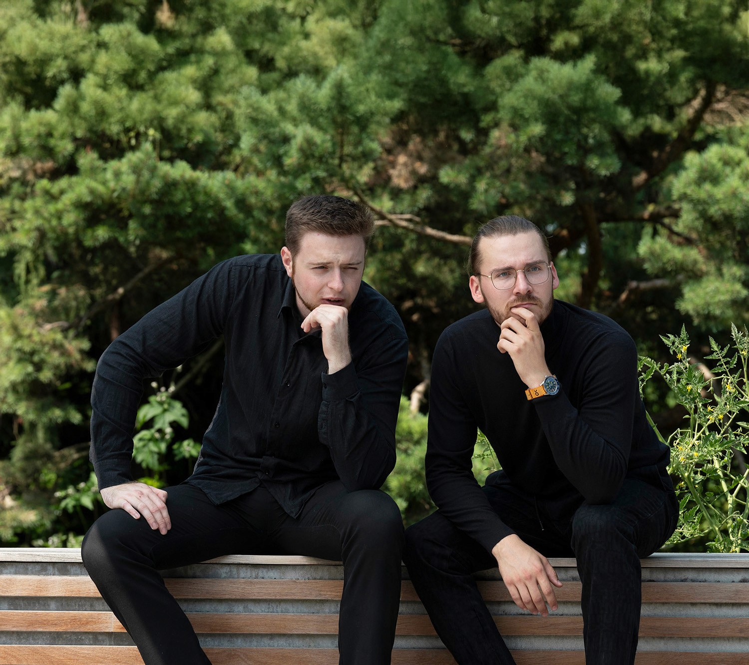 Philip und Johannes Praskac sitzen nachdenkend im Garten.