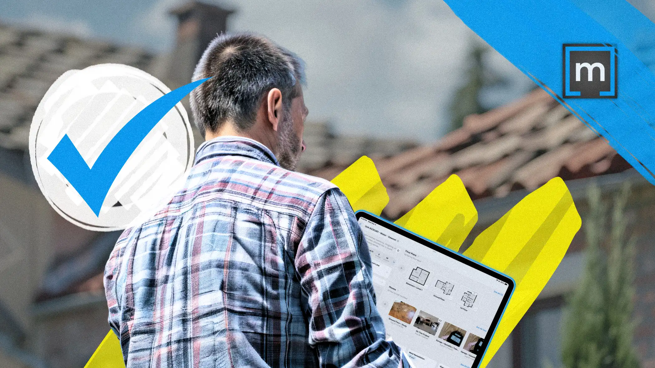 Hausrestaurator, der Notizen über die beschädigte Stelle macht