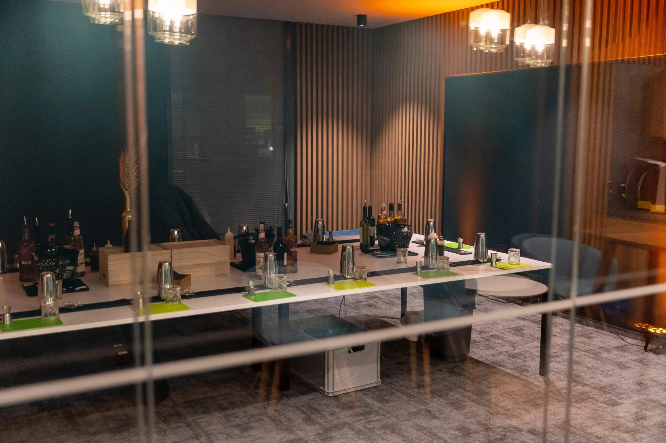 Pokaz barmański jako wyjątkowa atrakcja na weselu z mobilnym barem.