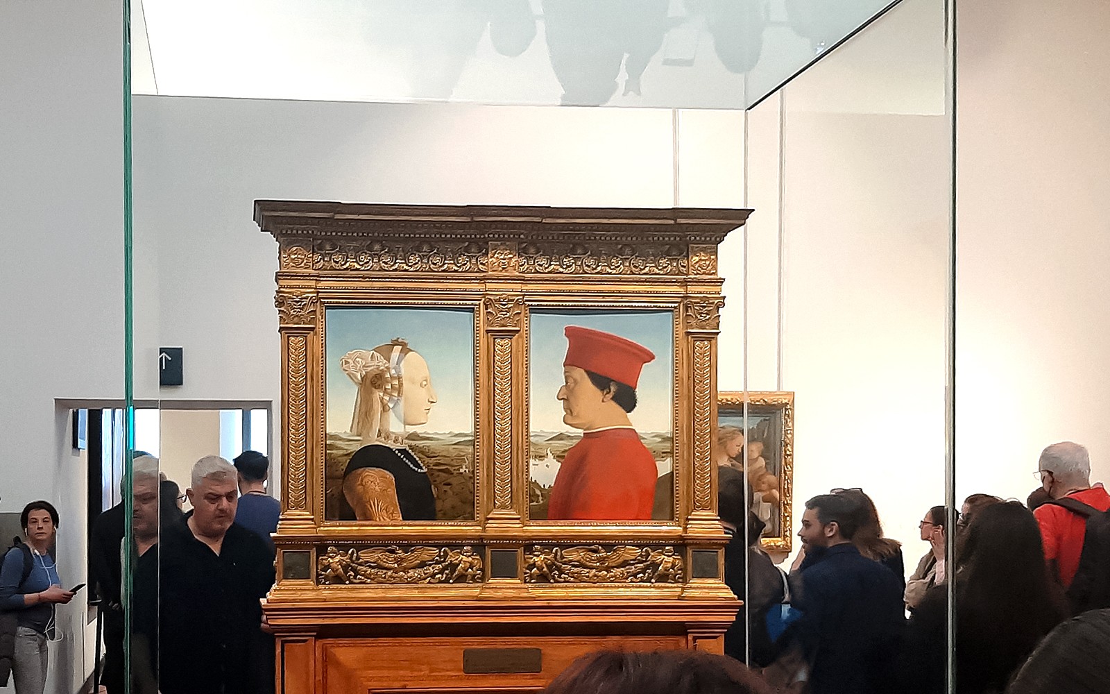 מבקרים המתרשמים מיצירות אמנות בתוך גלריית אופיצי