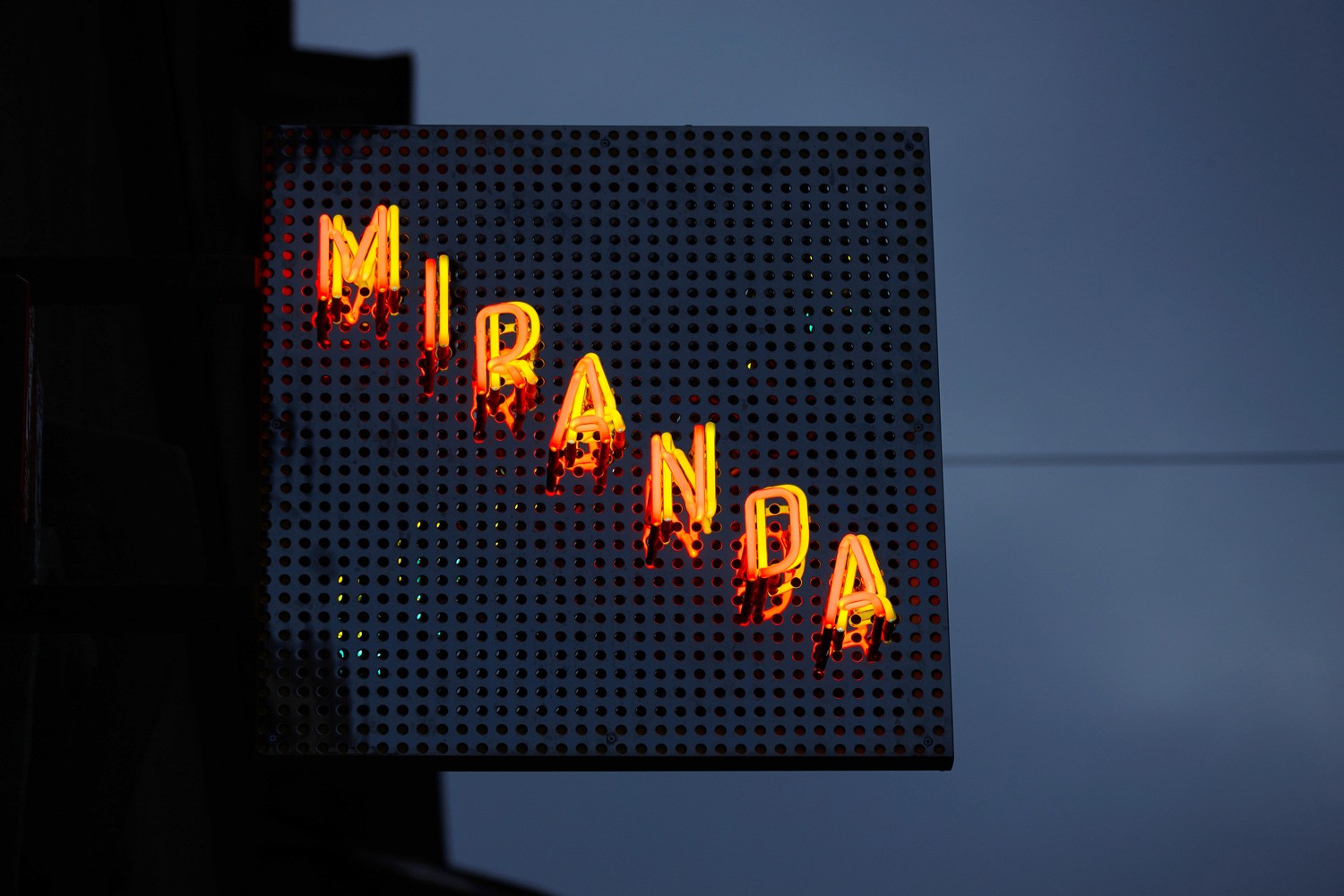 Leuchtreklame der Miranda Bar in Wien
