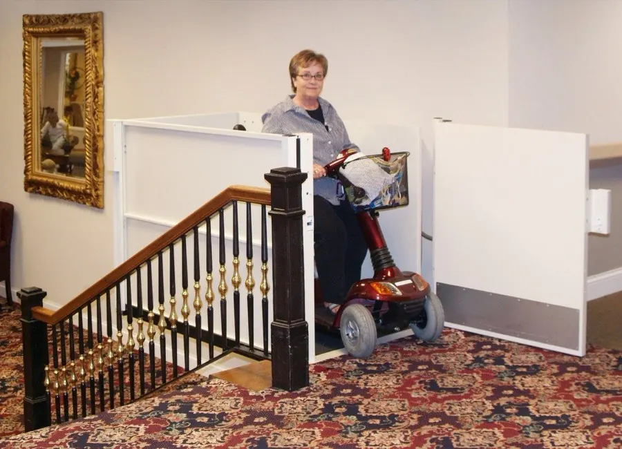 Vertical platform lift at a porch