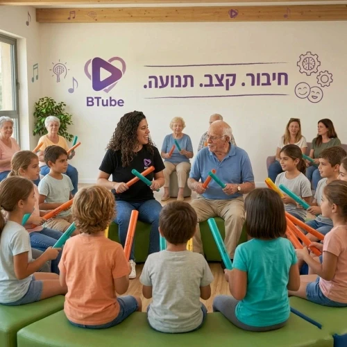 תצלום צבעוני ומקצועי ביחס 1:1 של מדריכת BTube לבושה בחולצת המותג השחורה, מובילה קבוצה מעורבת של ילדים ובני הגיל השלישי בישיבה במעגל. המדריכה מחייכת ומשלבת מקלות קצב צבעוניים מול משתתף מבוגר, כשעל הקיר ברקע מופיע לוגו BTube והכיתוב 'חיבור. קצב. תנועה'.