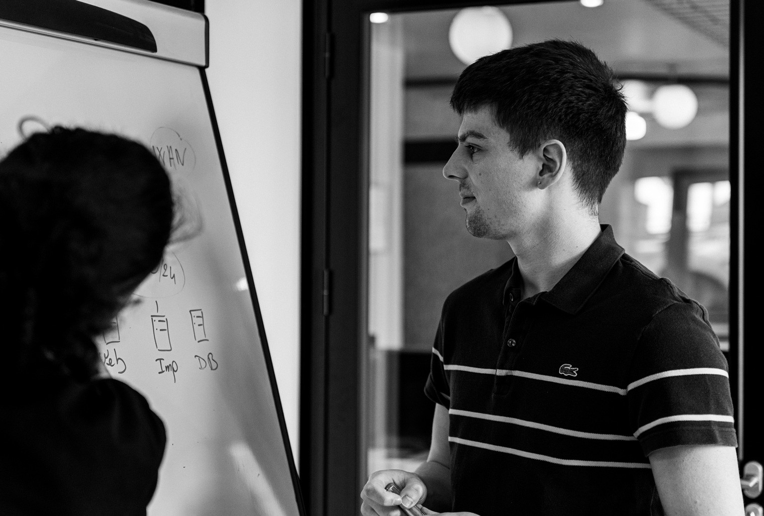 Maël Monteil et Mehdi Aitane échangeant au sujet d'une stratégie cyber