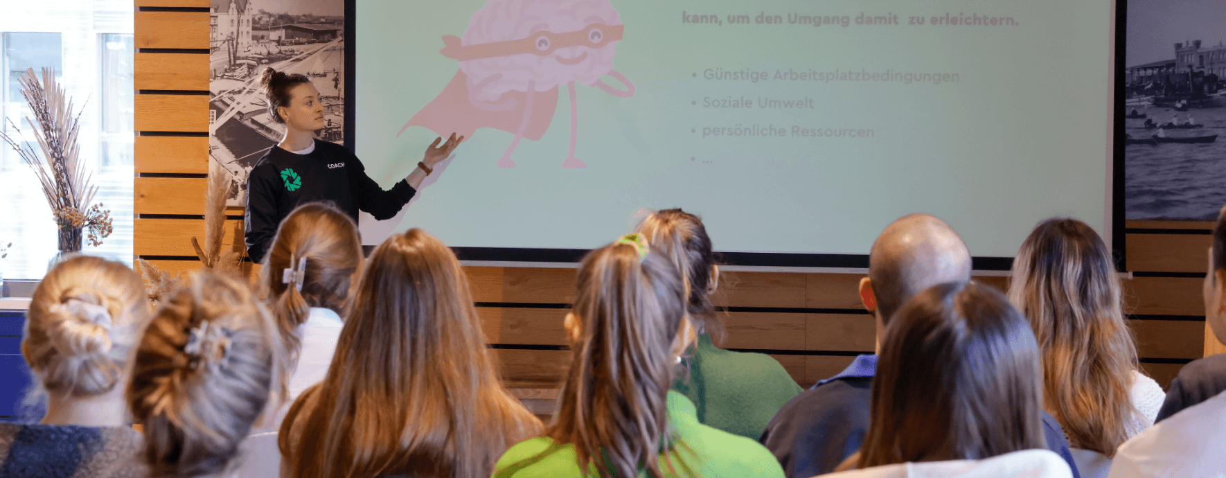 Strong Partners Coach auf einer Bühne beim Präsentieren vor Publikum