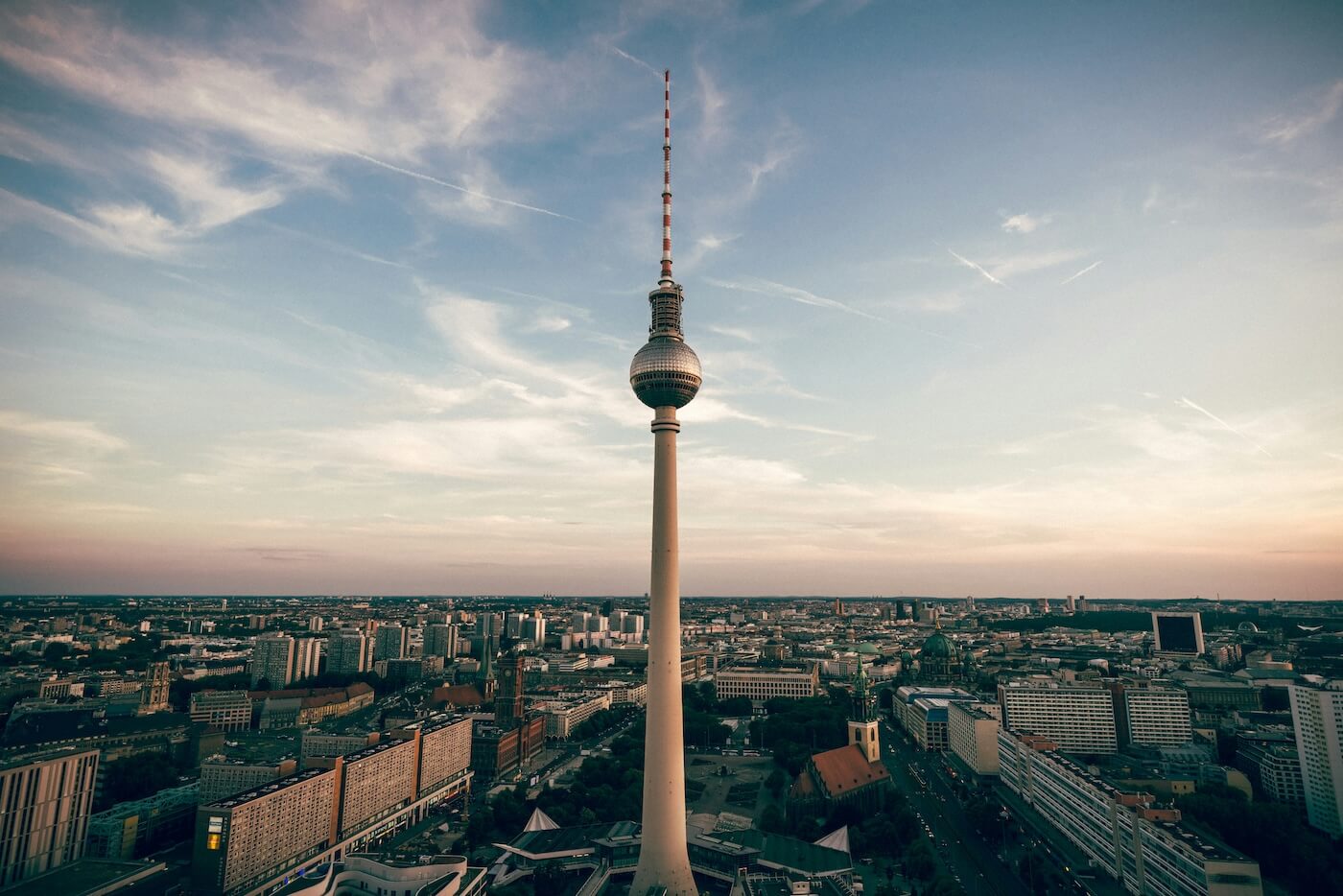 Ausblick über Berlin mit Fernsehturm im Mittelpunkt.