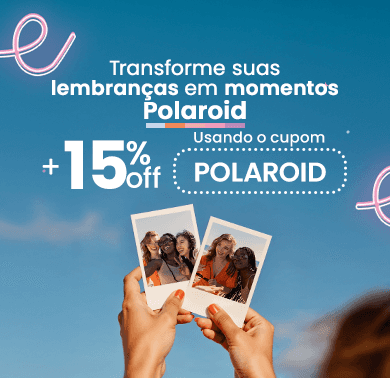 Banner promocional com fundo lilás mostrando mãe e filha sorrindo e abraçadas, segurando fotolivro personalizado com a frase “Álbum da Aninha”. Texto do banner: “Eternize com mais vinte por cento de desconto usando o cupom CLIENTE vinte, em compras acima de cento e quarenta e nove reais e noventa centavos