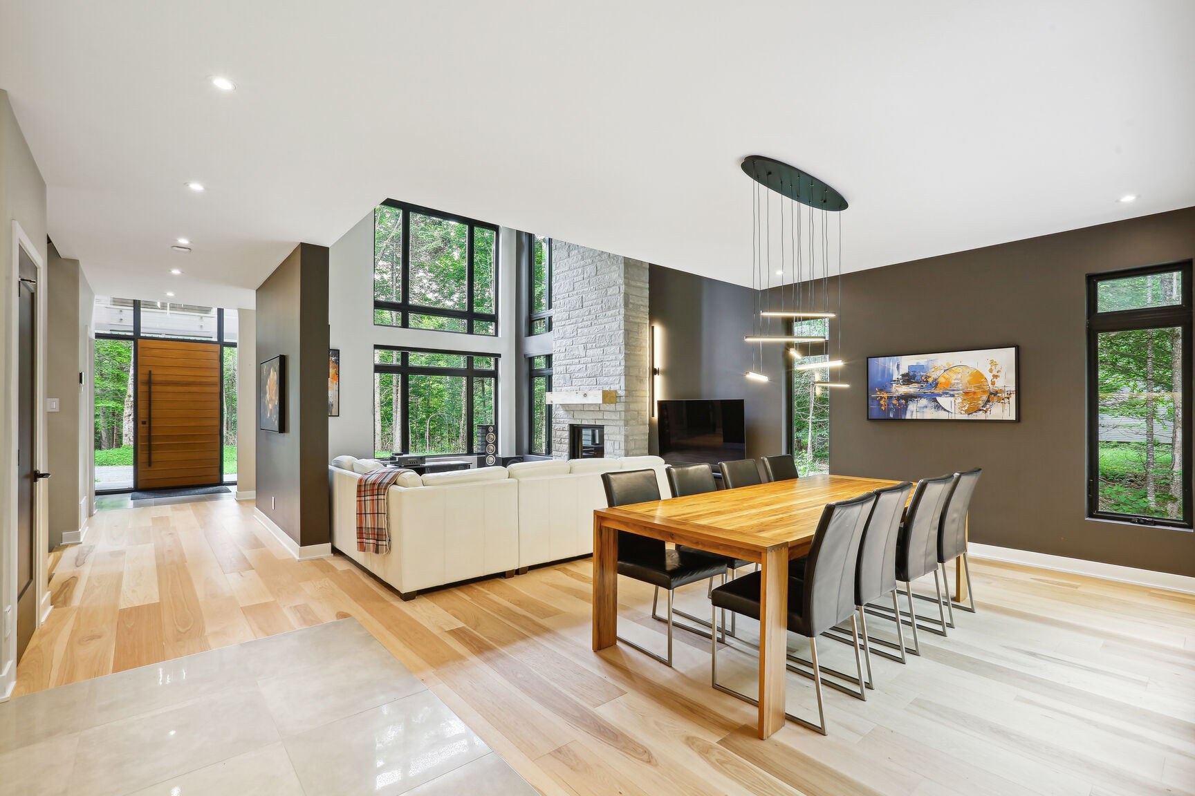 Salle à manger ouverte vers le hall et le salon cathédrale.