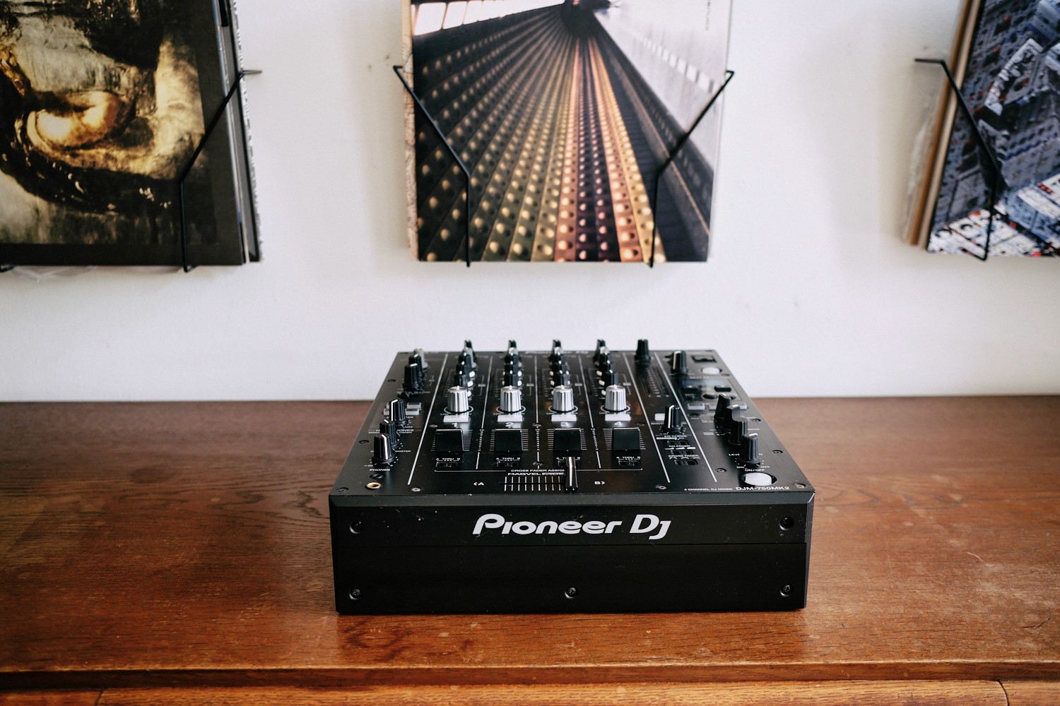 Der Pioneer DJM-750 MK2 Mixer – miete professionelle DJ-Technik mit vielseitigen Funktionen und hoher Klangqualität.