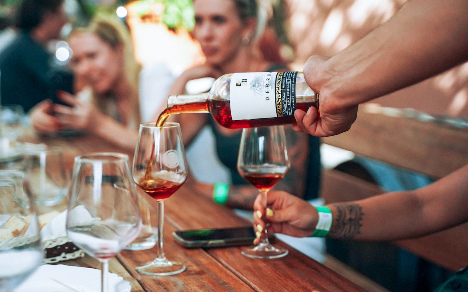 在克尔卡国家公园之旅中，葡萄酒正被倒入酒杯。