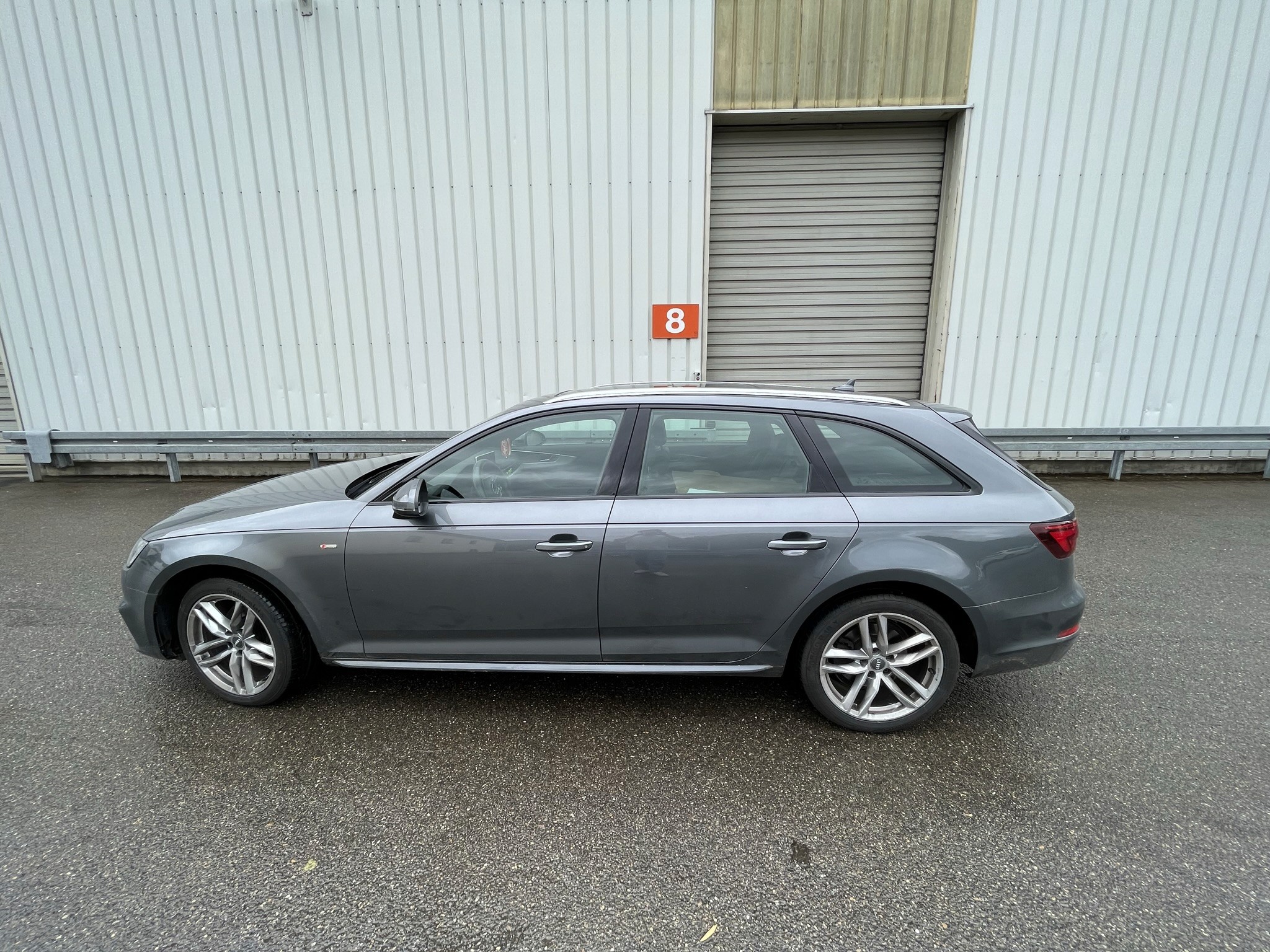 Chromleisten eines Autos, die schwarz foliert wurden