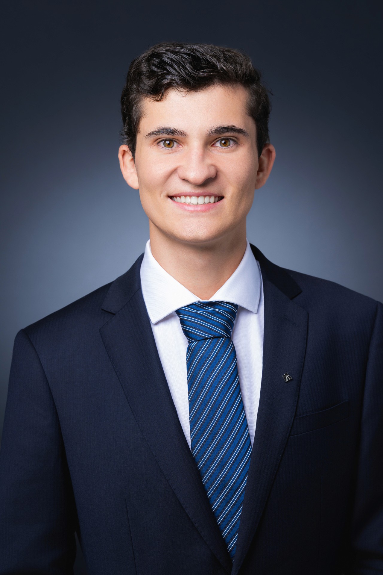 Professionelles Bewerbungsfoto eines jungen Mannes im Anzug mit Krawatte, aufgenommen im Studio in Zürich