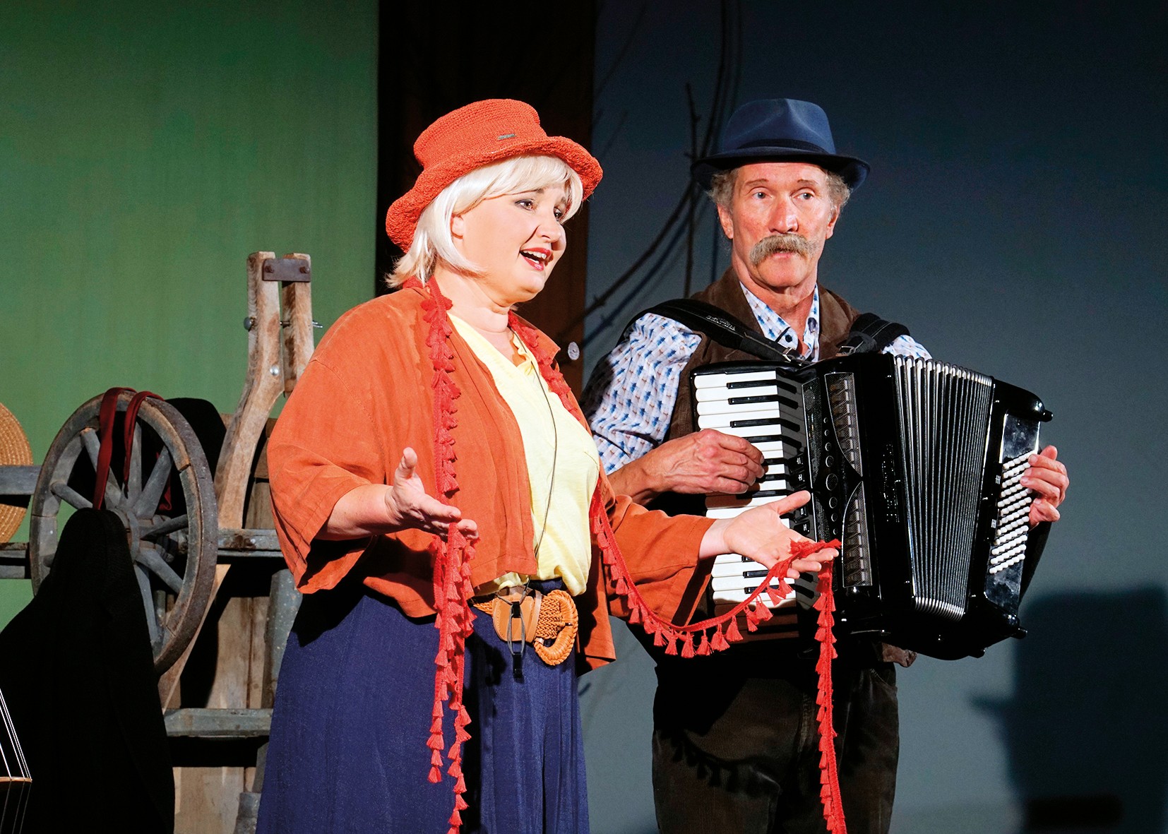 Musikalische Szene aus dem Theaterstück „Wieder auf Achse“
