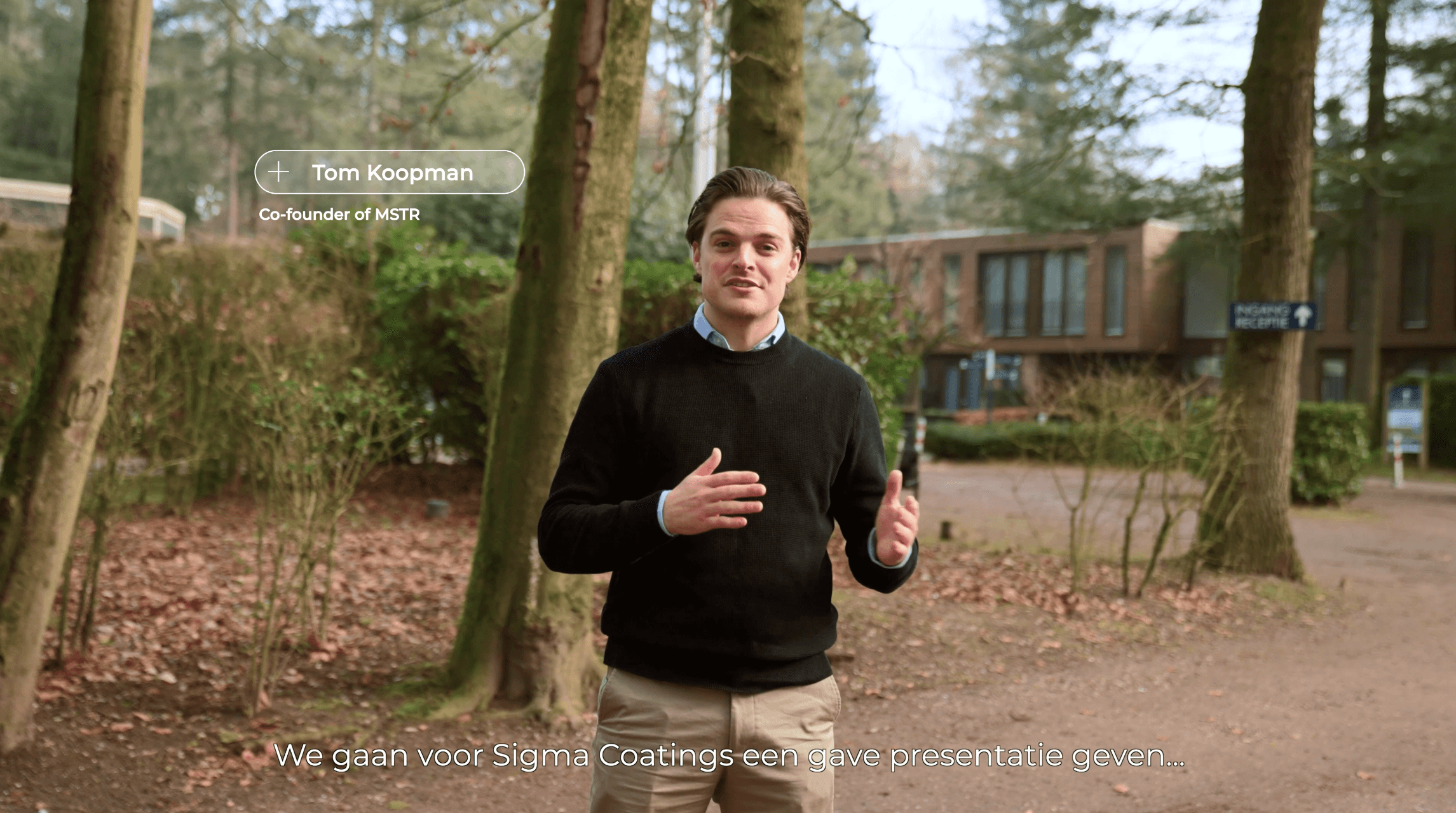 Tom Koopman van MSTR legt de opzet van de AI-workshop uit aan het Sigma Coatings salesteam