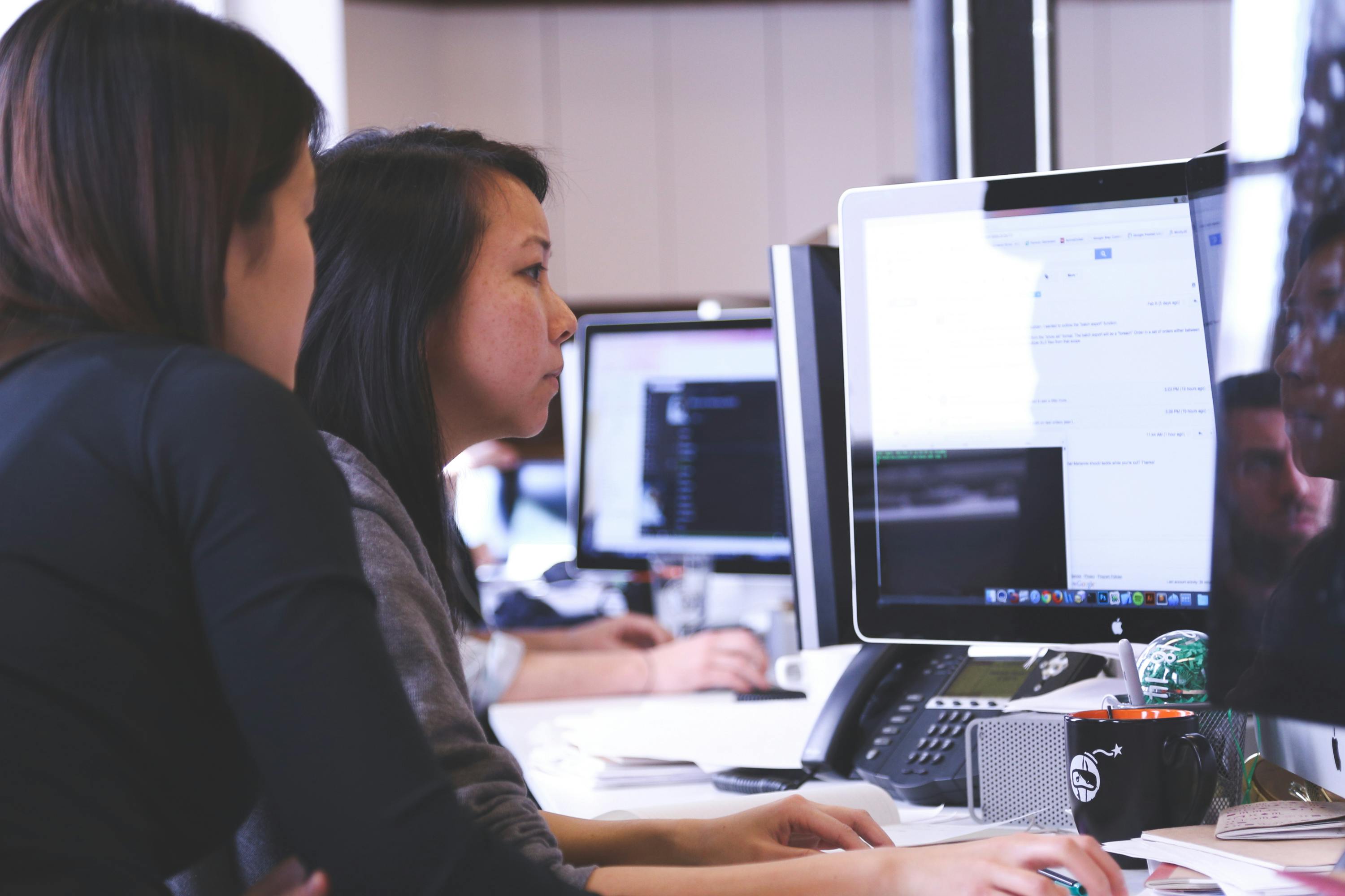 Pair programming: tutor affianca partecipante su progetto reale in ufficio