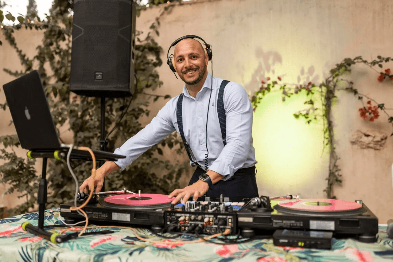 Fotografía de Alexis pinchando un vinilo