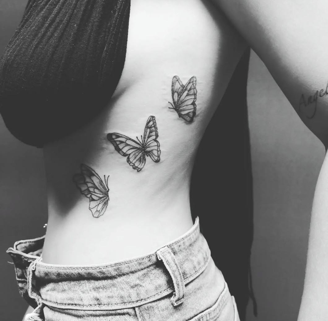 tatouage côte femme noir et blanc