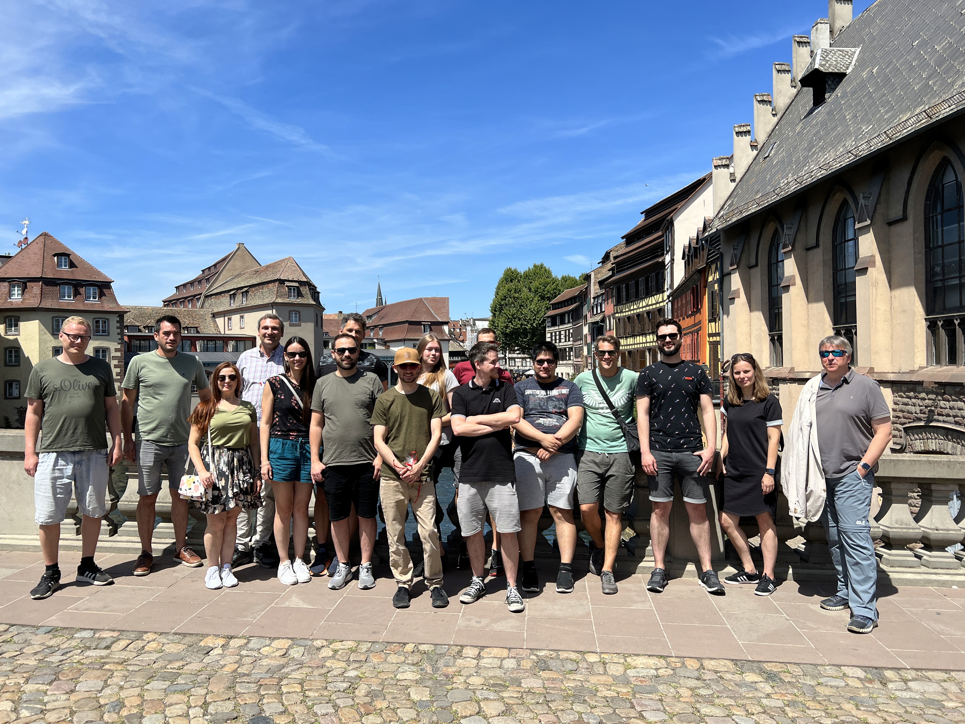 Gruppenfoto von Kolleginnen und Kollegen auf einem Team-Ausflug
