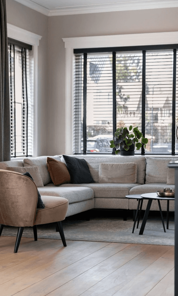 zithoek lichte bank, zwarte jaloezieen