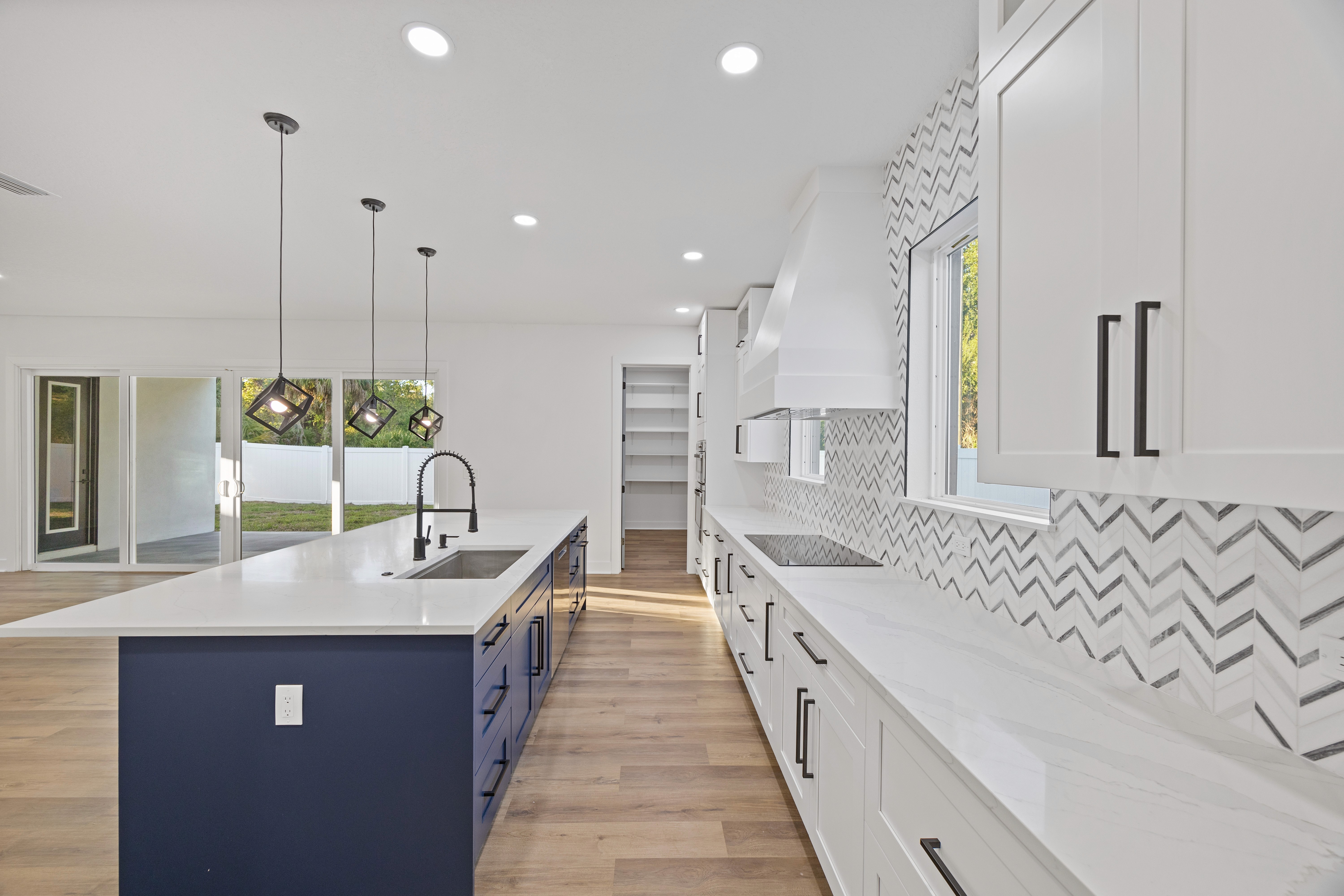 Cocina gourmet con cuarzo, isla central 