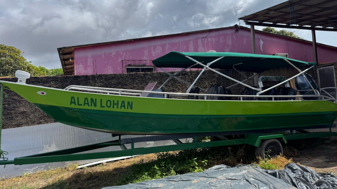Fotografia real de embarcação em operação