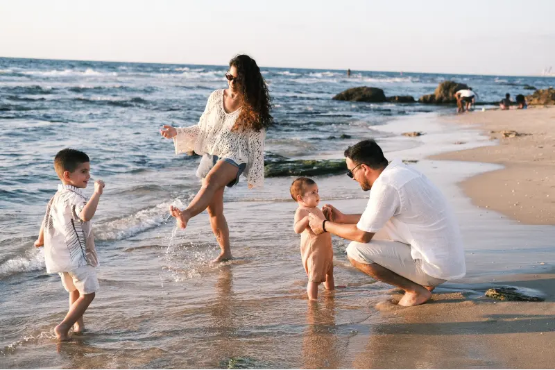 צילום משפחתי רגוע בים בשקיעה על ידי הצלמת שירי עציץ - Shiriz