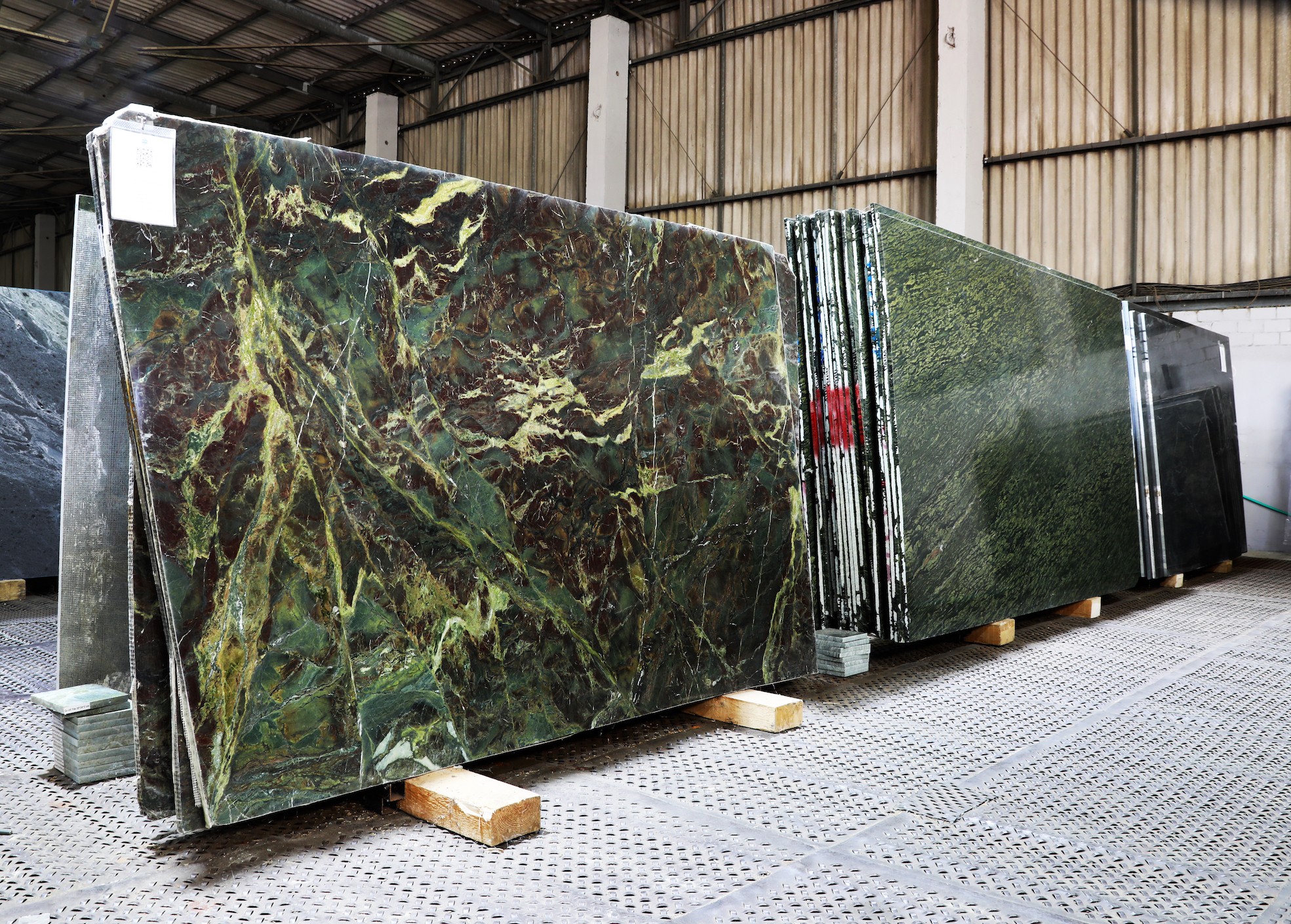 Grüner Granit Berlin – exklusive Naturstein Küchenarbeitsplatte mit einzigartiger Maserung