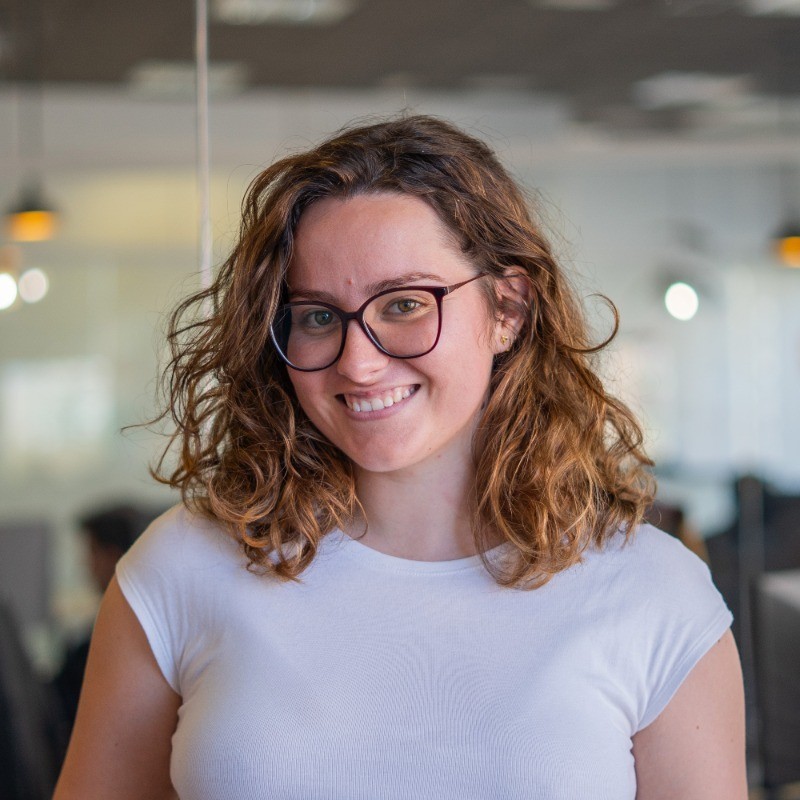 Donna sorridente con capelli ricci e occhiali