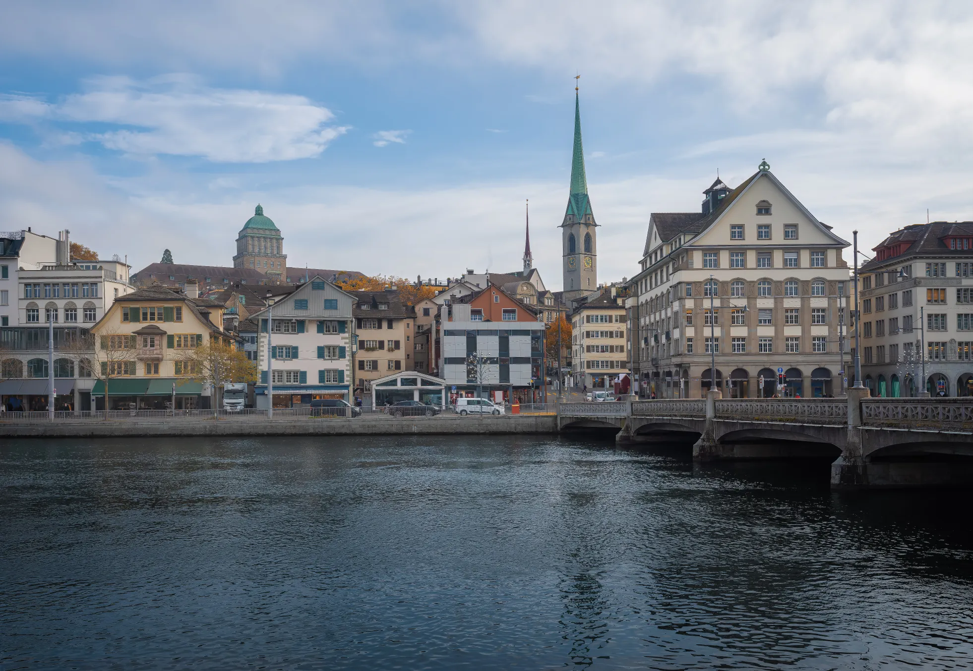 Zürich Skyline der Stadt mit Predigerkirche und Universität