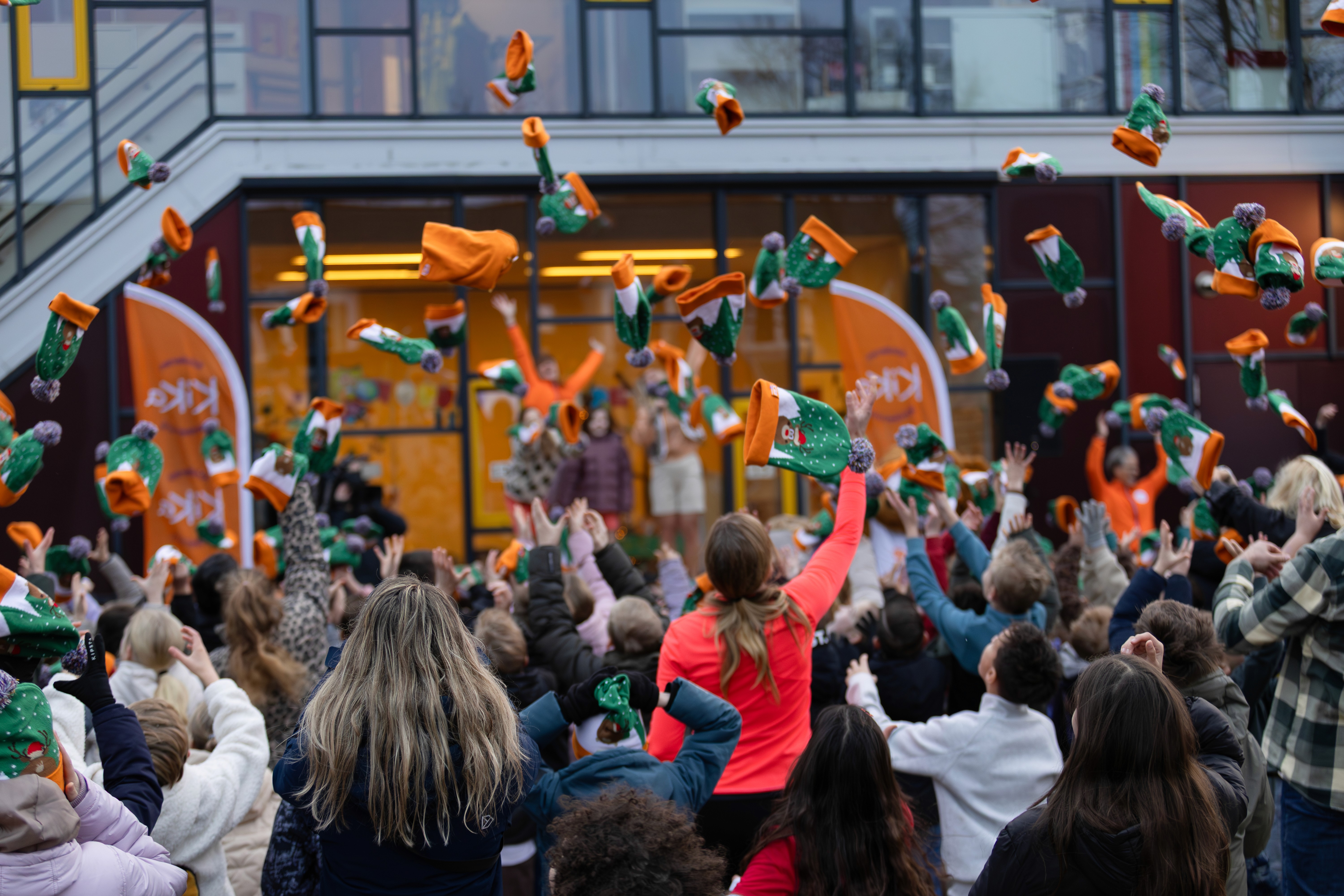 Groepje kinderen staan voor de kluisjes in school