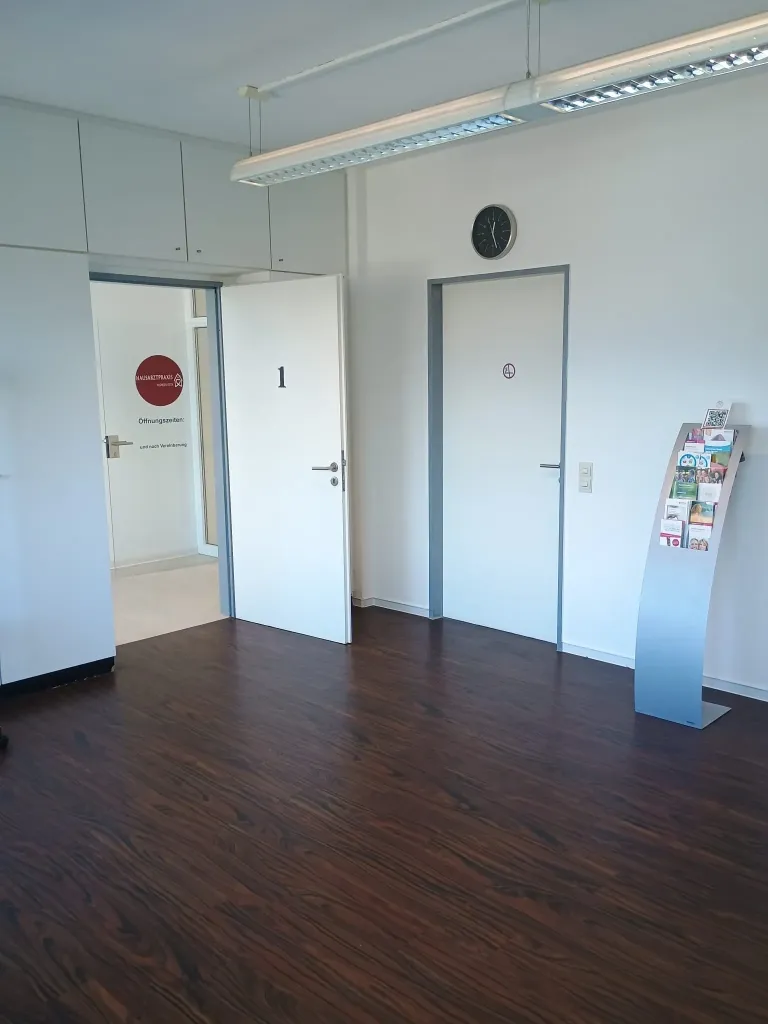 Doctor speaking with a patient on a desk.