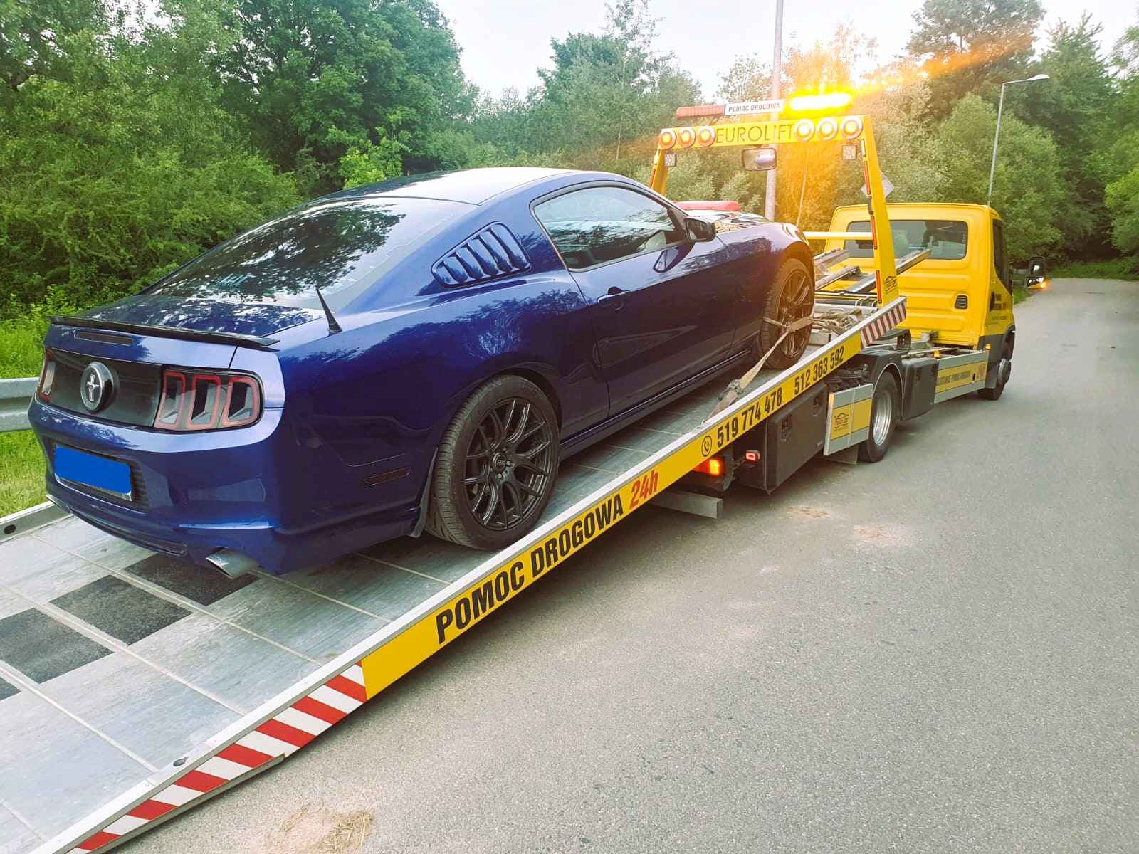 Holowanie auta Rzeszów – transport samochodu lawetą