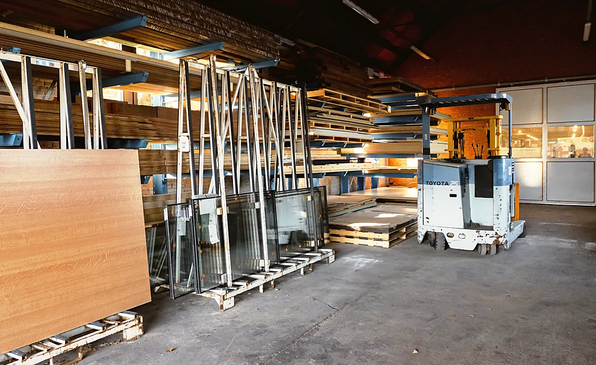 Magazijn met hout, beglazing en heftruck