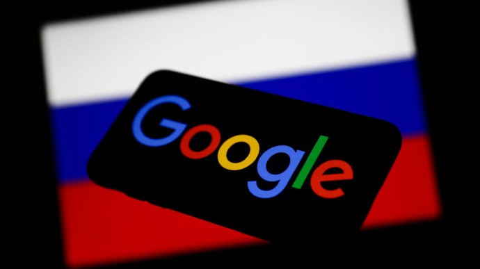 Google logo in multicolored text on a dark background, with the Russian flag's red, white, and blue stripes displayed prominently behind it.