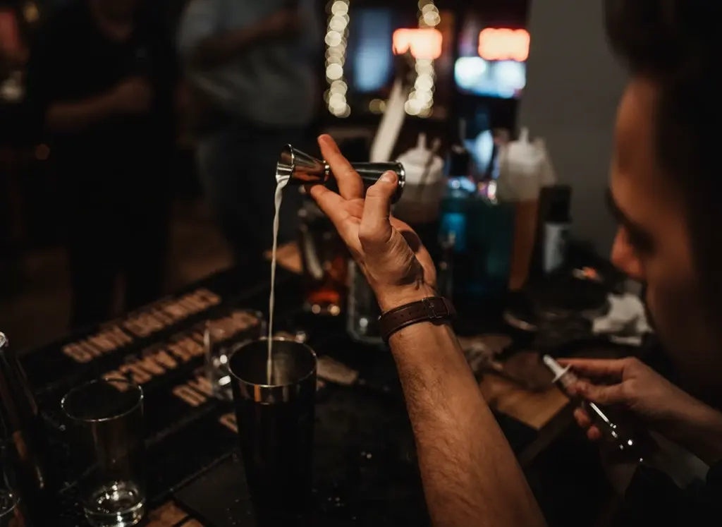 Barman rempli un shaker