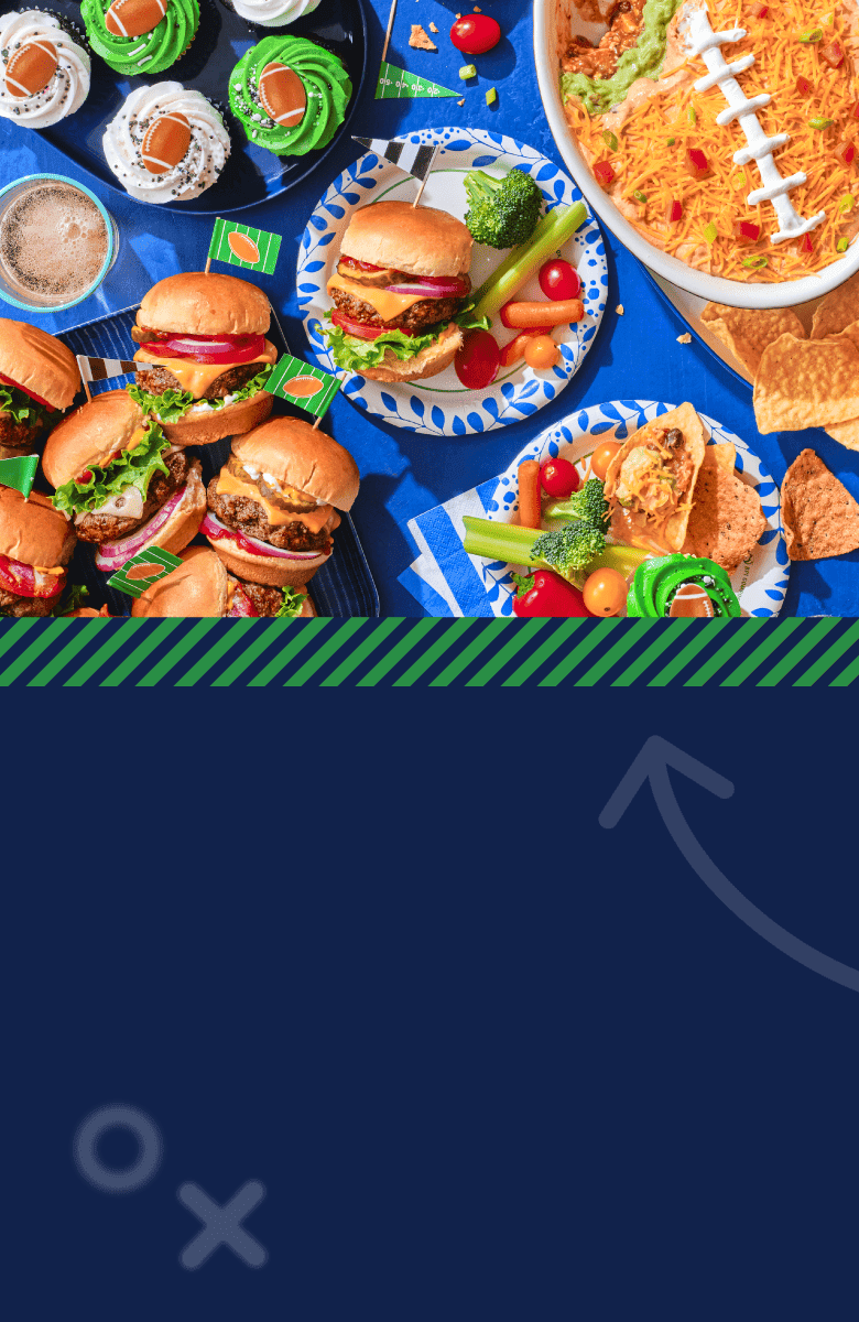 Imagen de un trabajador de Sam's Club que presta el servicio de Curbside Pickup poniendo las compras en el auto de su cliente