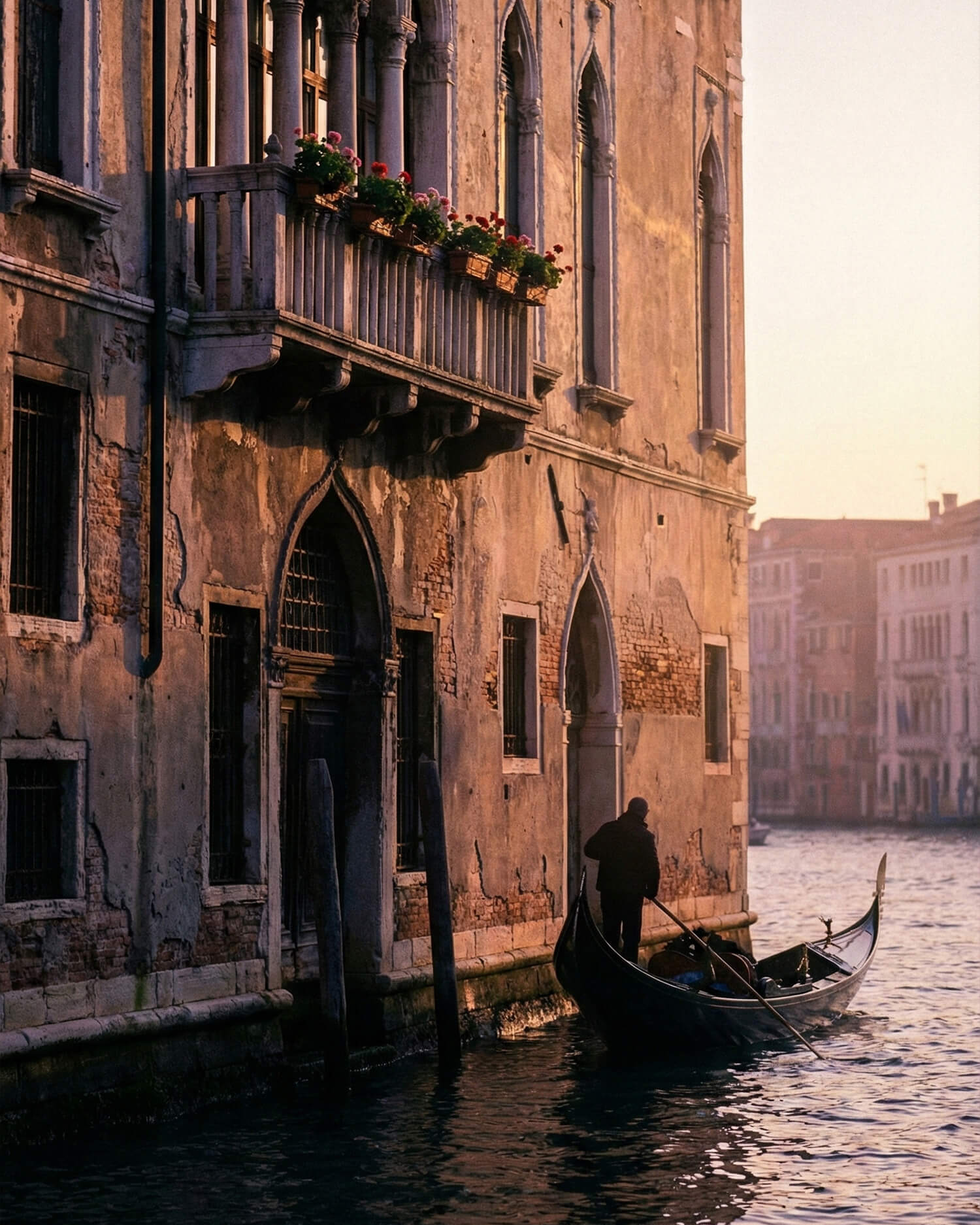 Дворец  в Венеции — готическая архитектура у воды в мягком вечернем свете