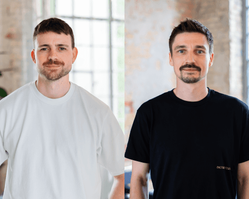 Portraits von Nico Wohlgemuth, Geschäftsführer von DAYONE und Christoph Müller, Partner bei DAYONE, vor hellem Hintergrund mit grossen Fenstern.
