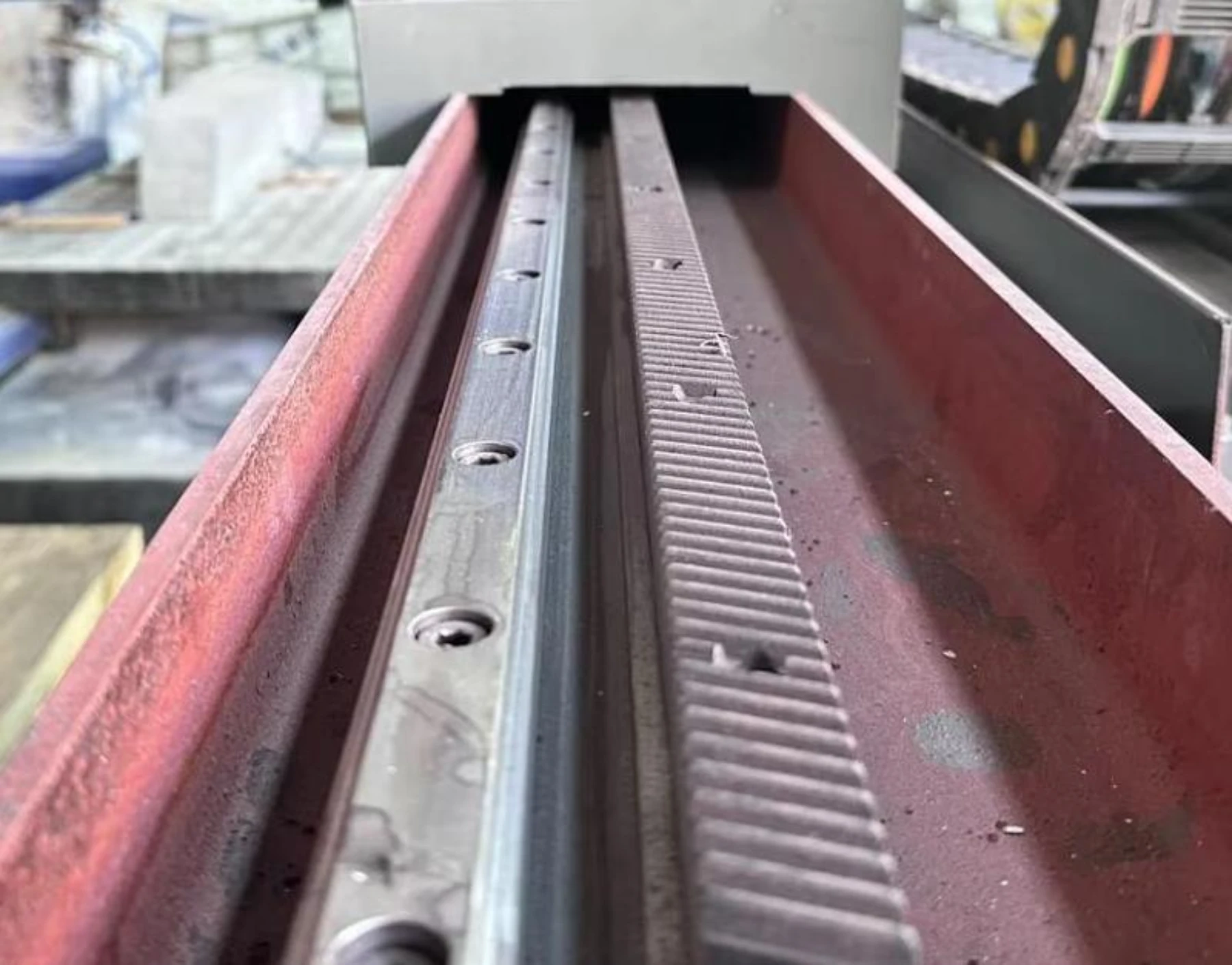 Linear guide of tile bridge saw