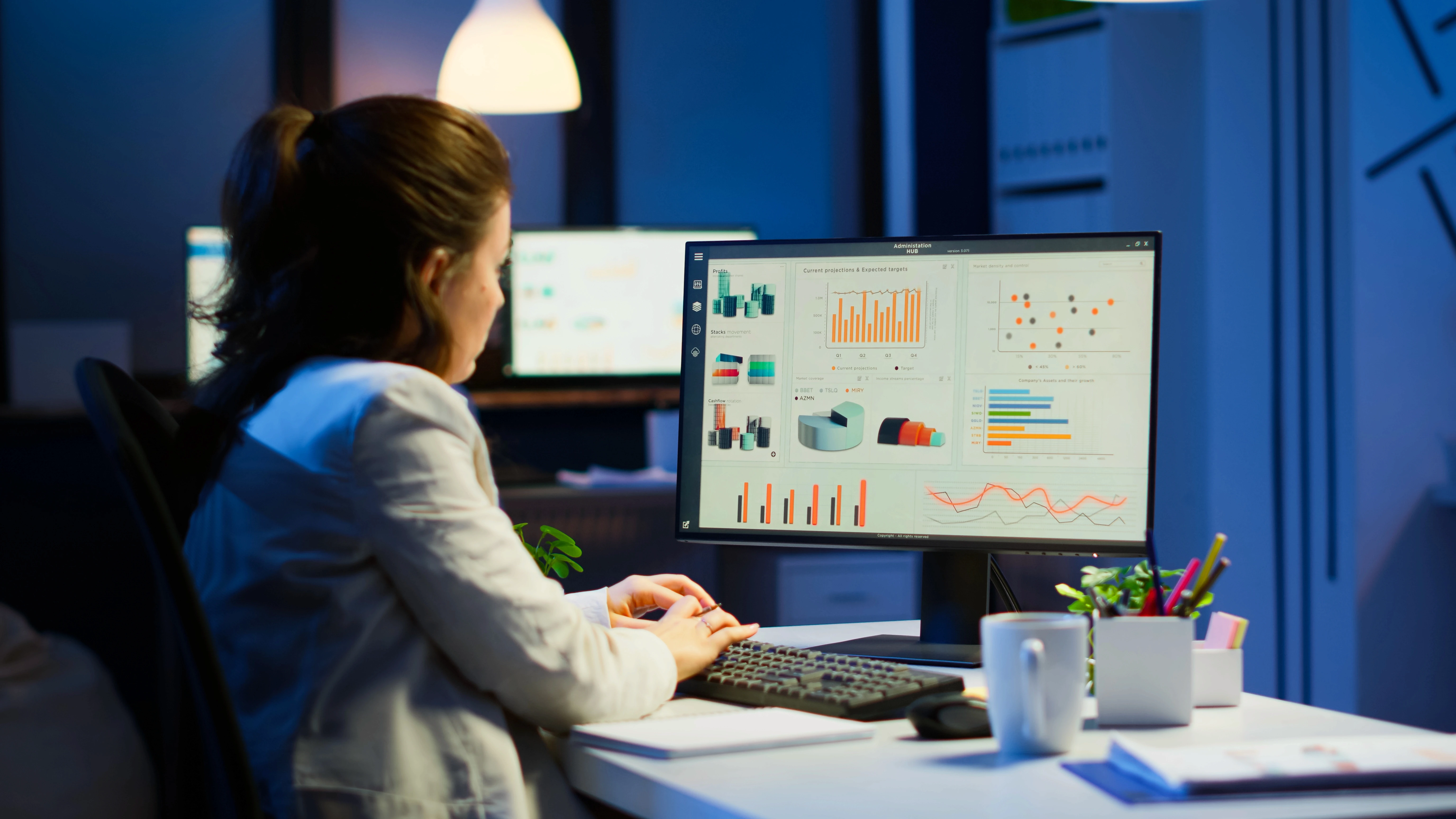 Profissional Analista de Dados e Cientista de Dados analisando dados em um dashboard no computador. 