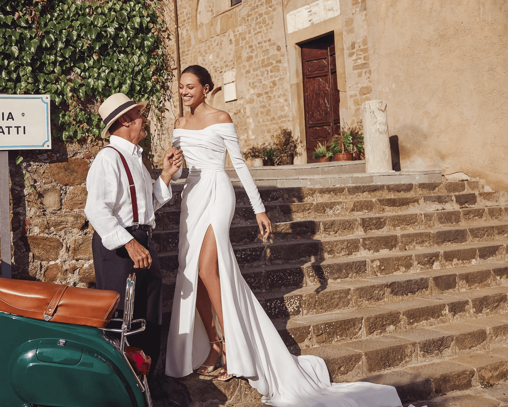 Cleanes Brautkleid mit schulterfreiem Carmen-Ausschnitt und langen Ärmeln